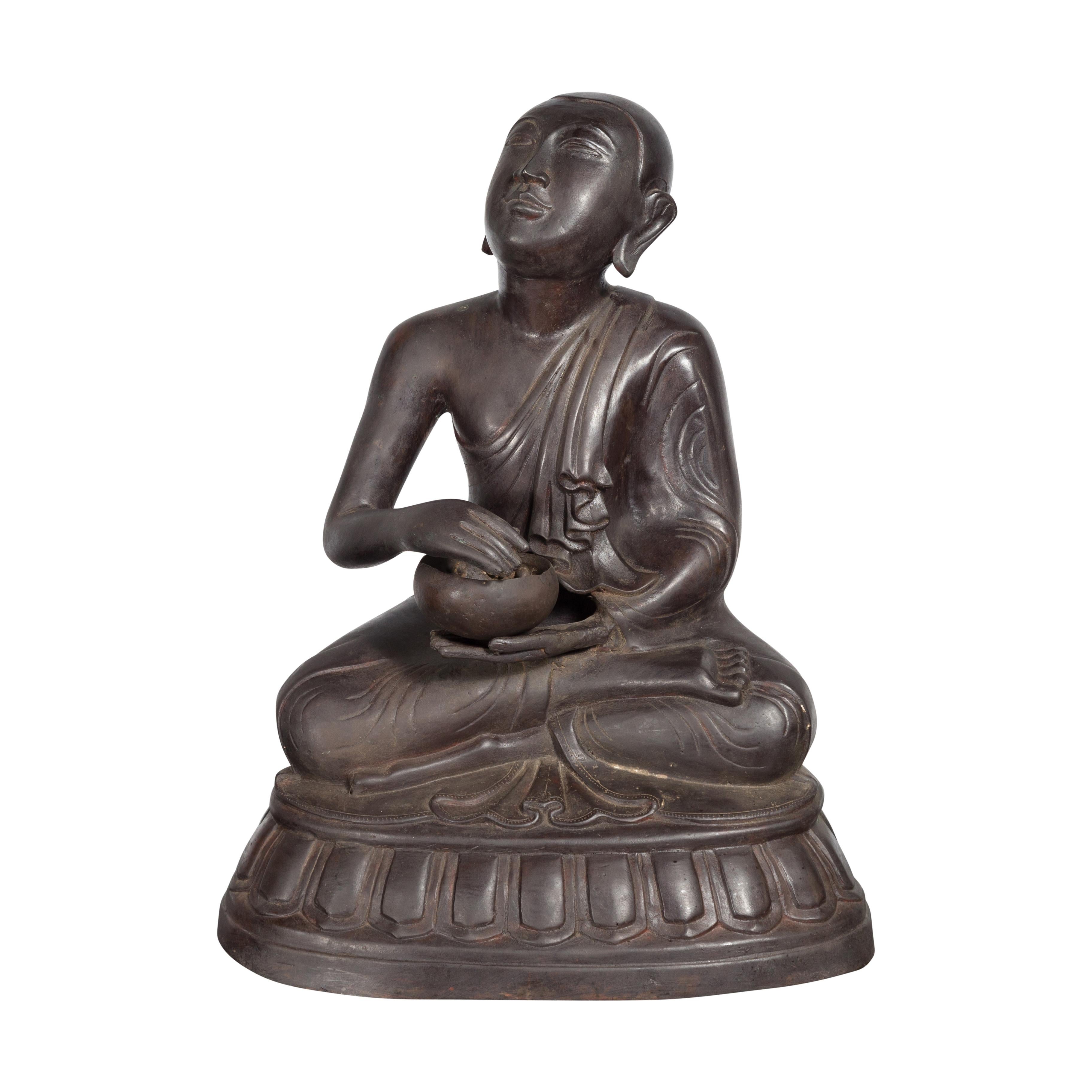 Sculpture en bronze perdue en cire représentant un moine bouddhiste priant avec un bol offrant en vente 7