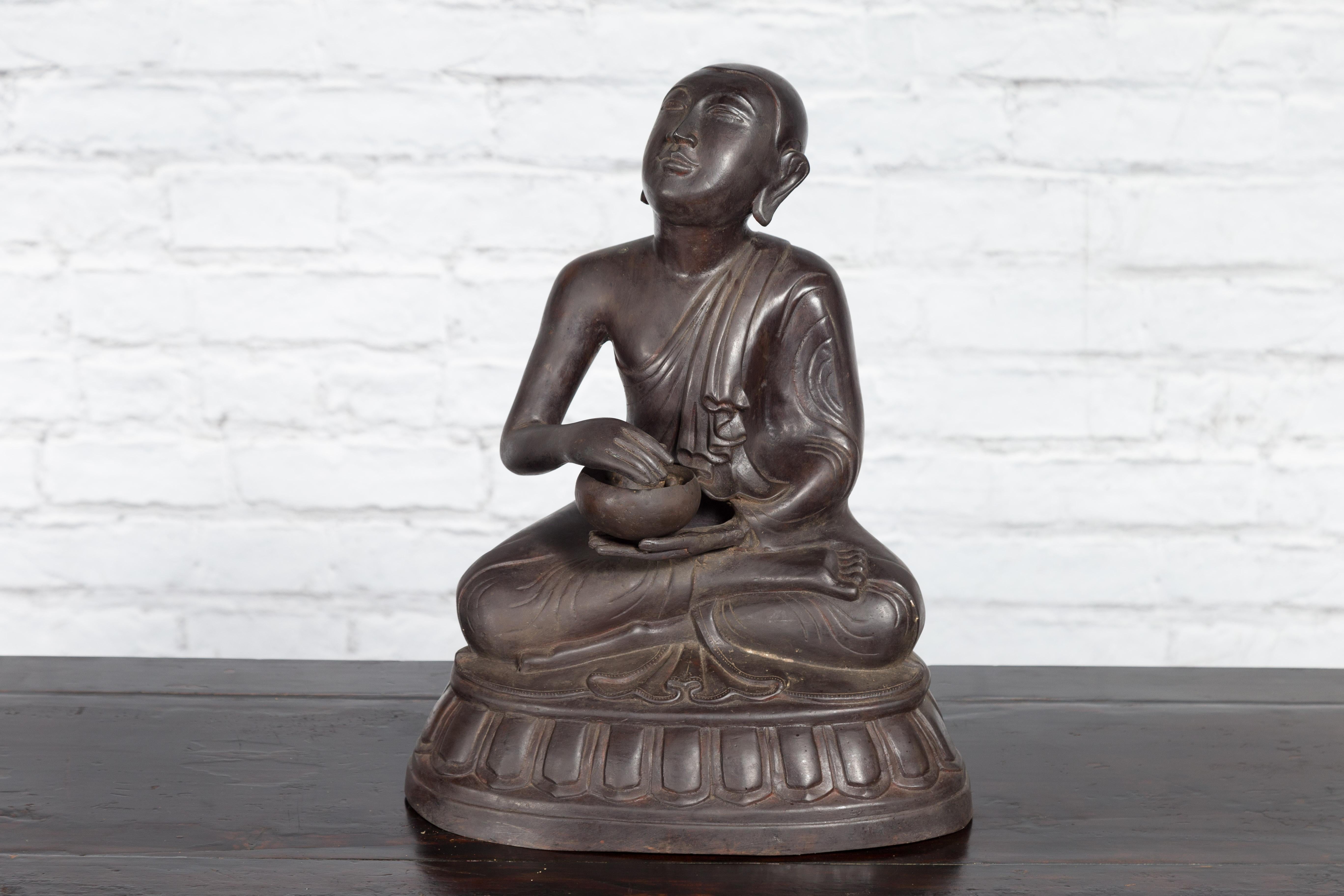 Sculpture en bronze perdue en cire représentant un moine bouddhiste priant avec un bol offrant Bon état - En vente à Yonkers, NY