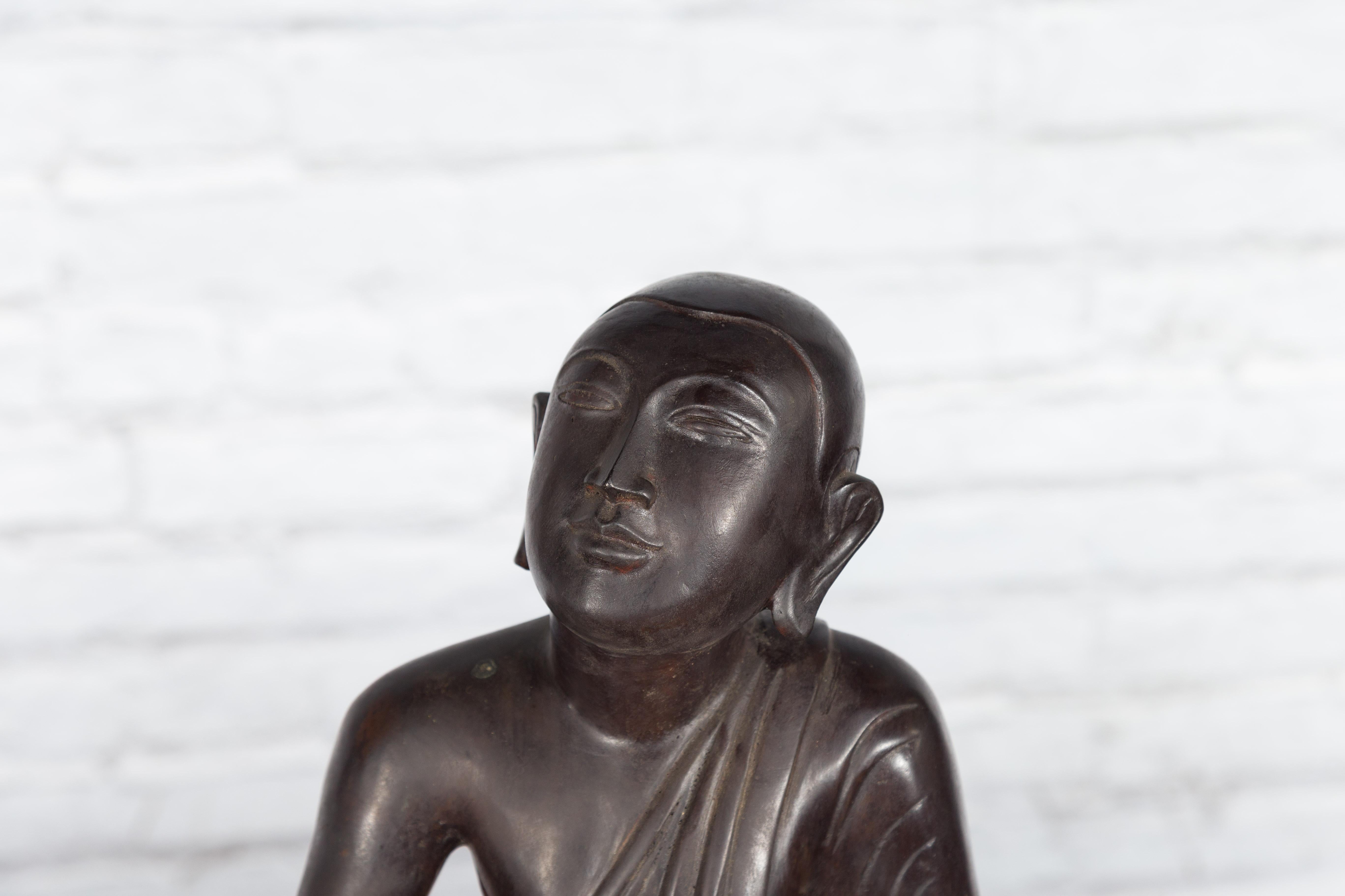 20ième siècle Sculpture en bronze perdue en cire représentant un moine bouddhiste priant avec un bol offrant en vente