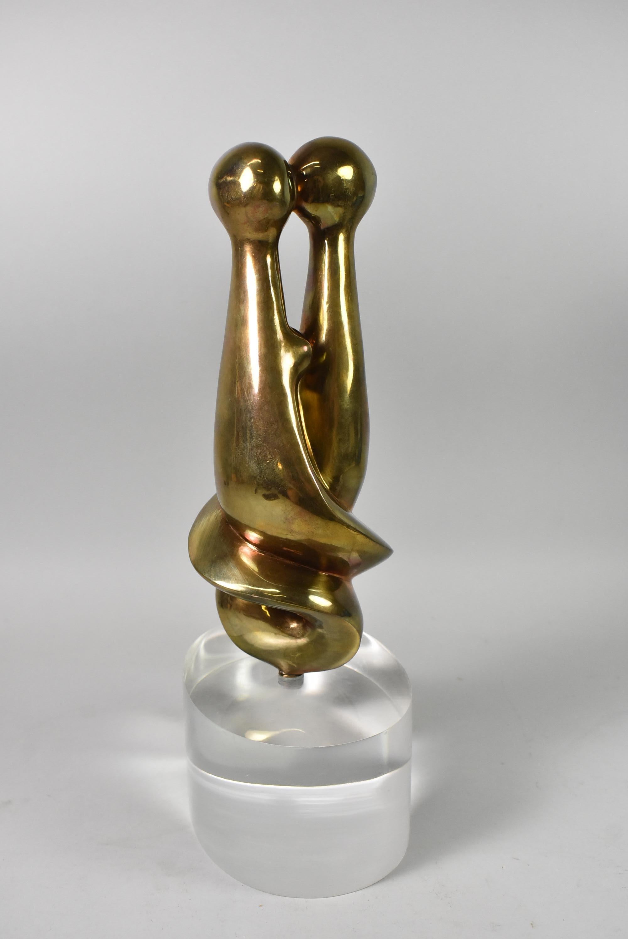 Arthur Schneider (1929-1996) era un artista del Michigan noto per la scultura. Questo bronzo è un astratto di un uomo e una donna che si abbracciano. Questo pezzo poggia su una base in lucite firmata. Le figure misurano 13,13 pollici e hanno una