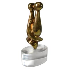 Escultura abstracta de bronce y lucita Hombre y mujer Por Arthur Schneider