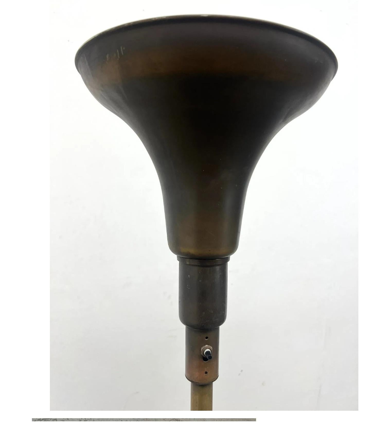 Anfang des 20. Jahrhunderts Bronze Machin Age / Art Deco Torchiere Stehleuchte. Möglicherweise irgendwann neu verkabelt, Spannung USA und Einzelsteckdose. 