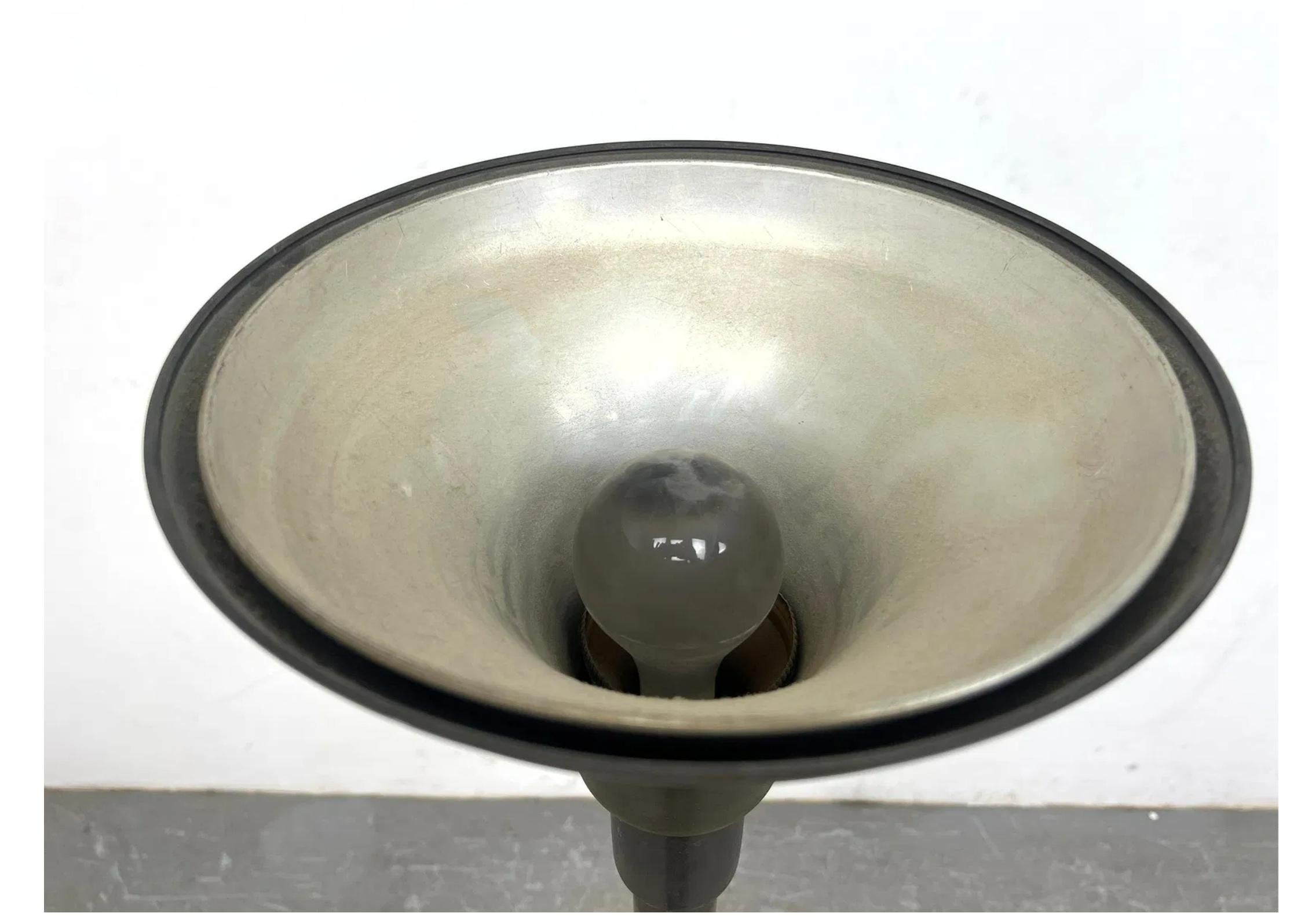 Bronze Machine Age Art Deco Fackel-Stehlampe aus Bronze im Zustand „Gut“ im Angebot in Chicago, IL