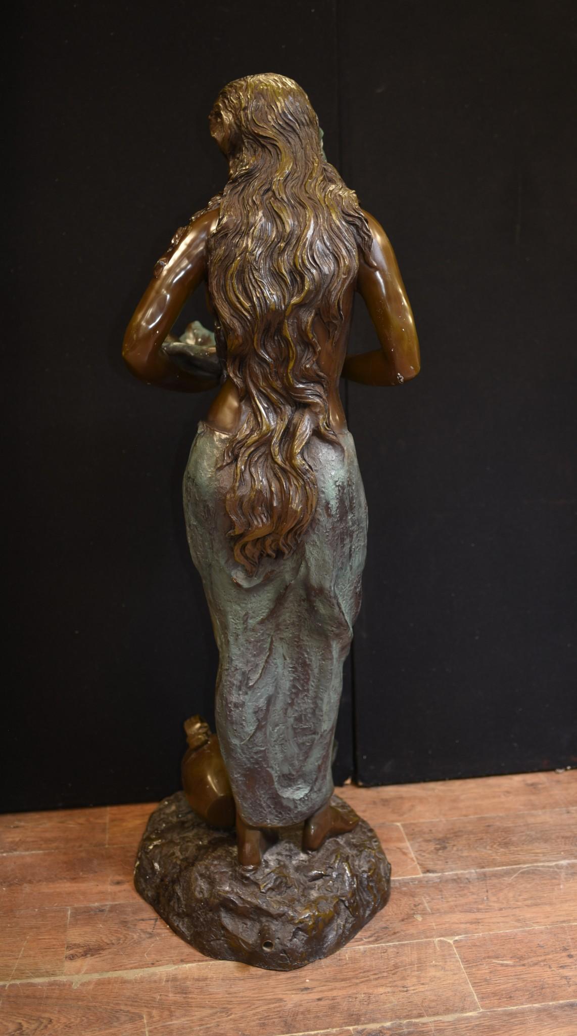Jungfrauenbrunnenstatue aus Bronze – Halbakt, weibliches Wasserzeichen (Ende des 20. Jahrhunderts) im Angebot
