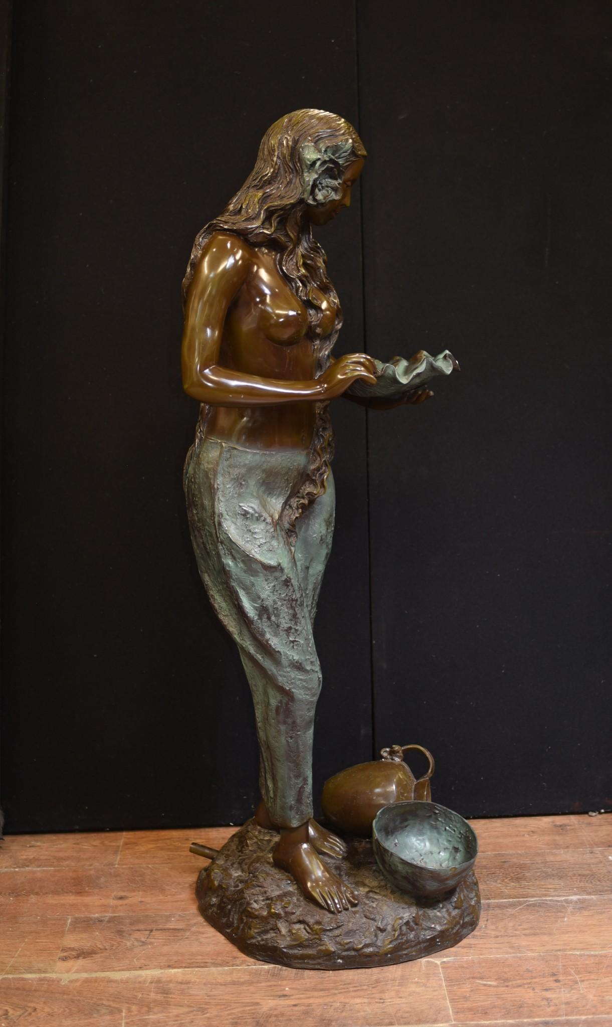 Jungfrauenbrunnenstatue aus Bronze – Halbakt, weibliches Wasserzeichen im Angebot 3