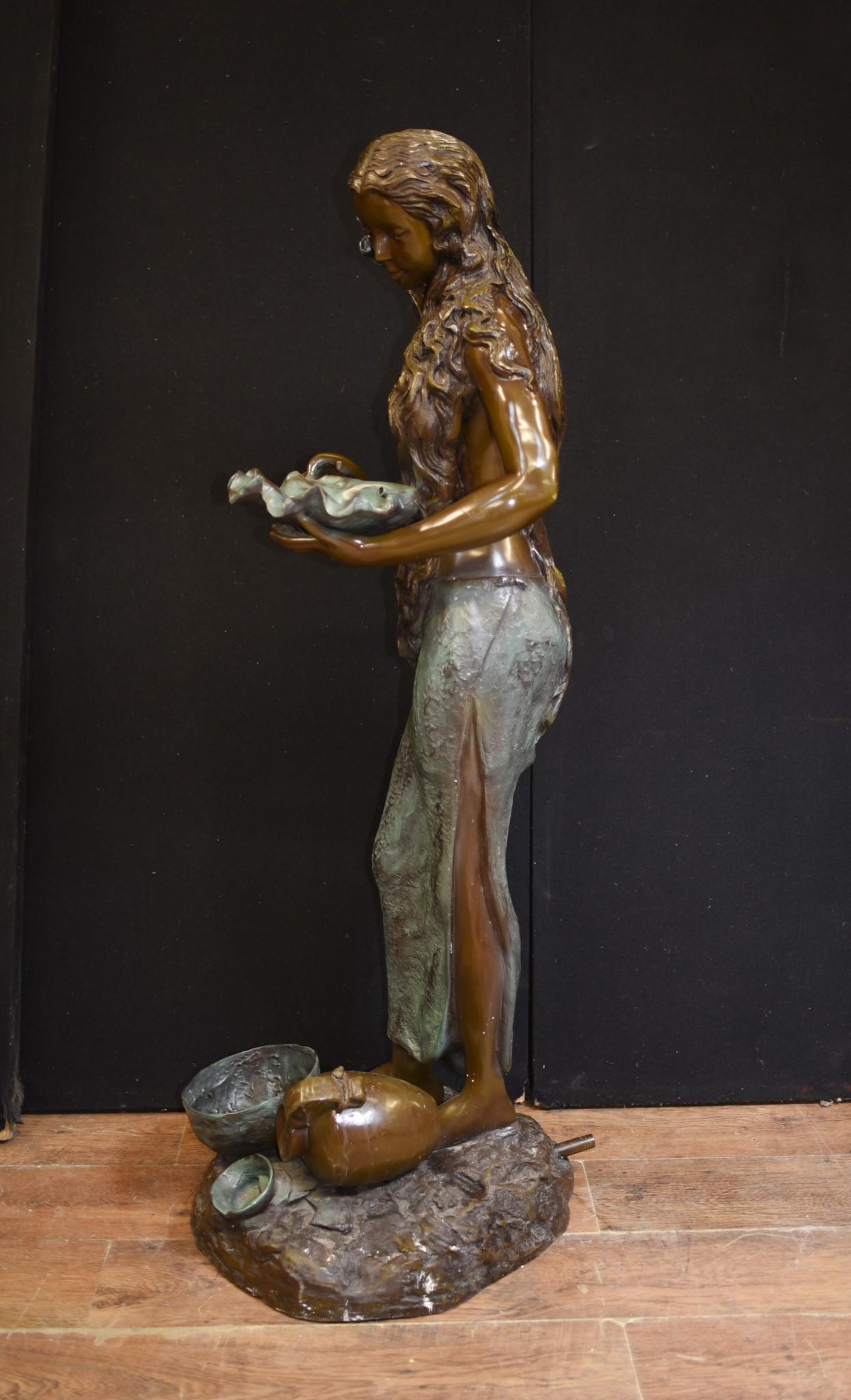 Jungfrauenbrunnenstatue aus Bronze – Halbakt, weibliches Wasserzeichen im Angebot 4