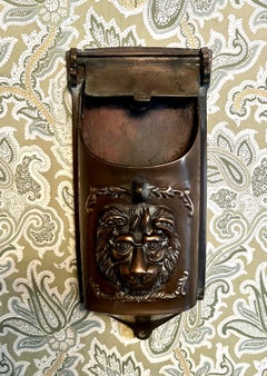 Cassetta postale in bronzo con faccia da leone