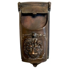 Briefkasten aus Bronze mit Löwengesicht