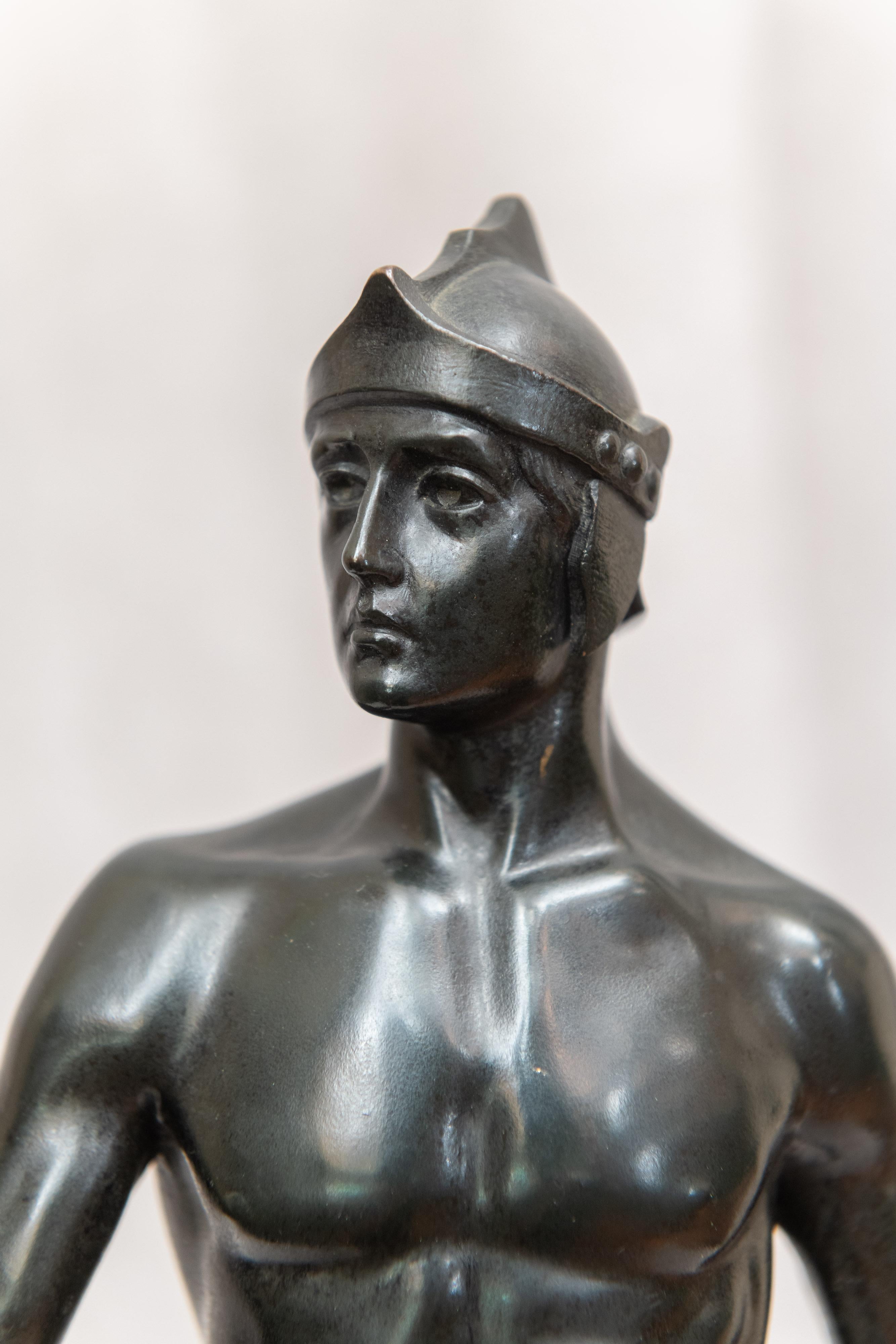 Männliche Bronzefigur eines stattlichen jungen Kriegers, signiert, deutsch, um 1890 im Angebot 2