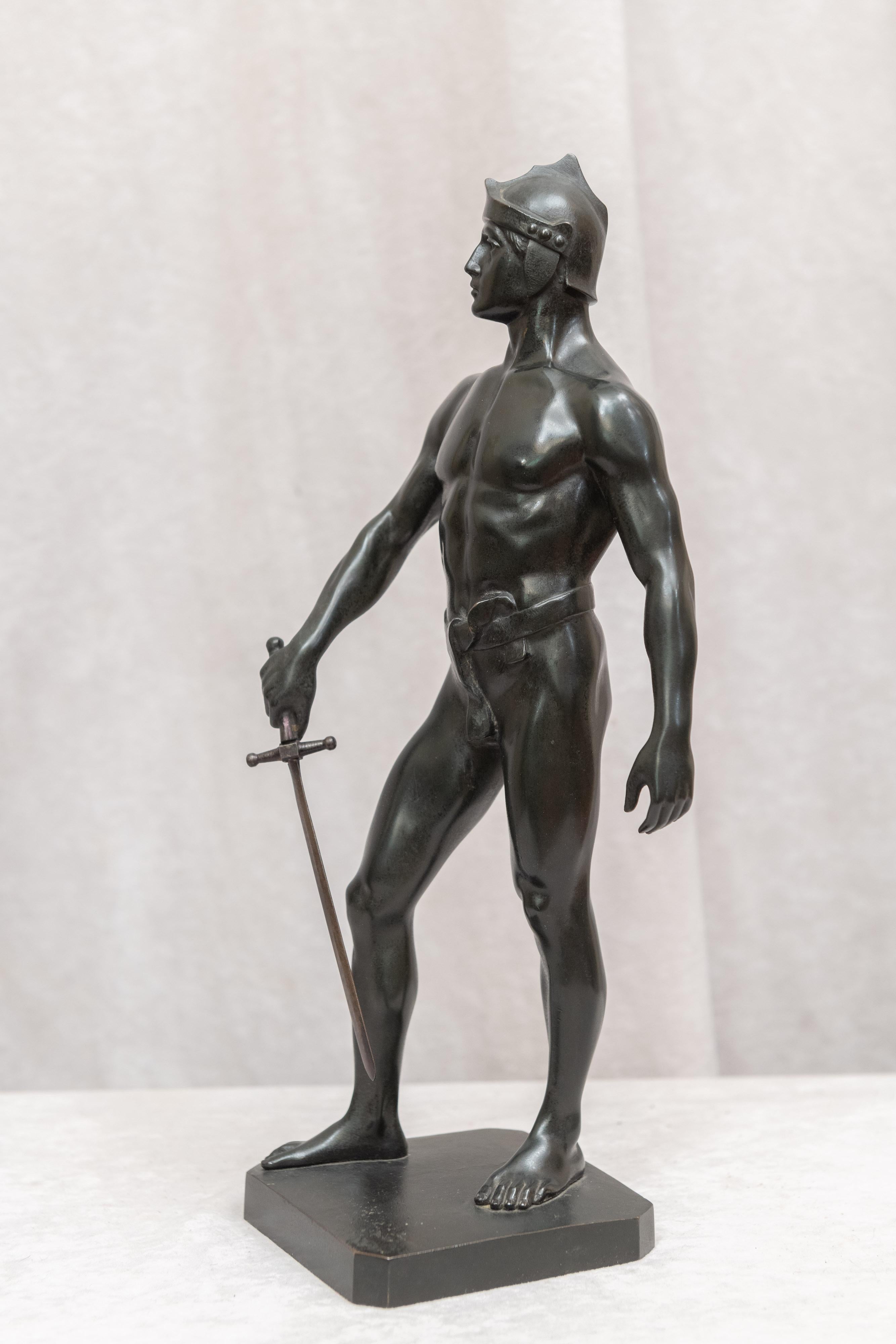 Figura masculina de bronce de apuesto joven guerrero, firmada por artista, alemán, hacia 1890 Bronce