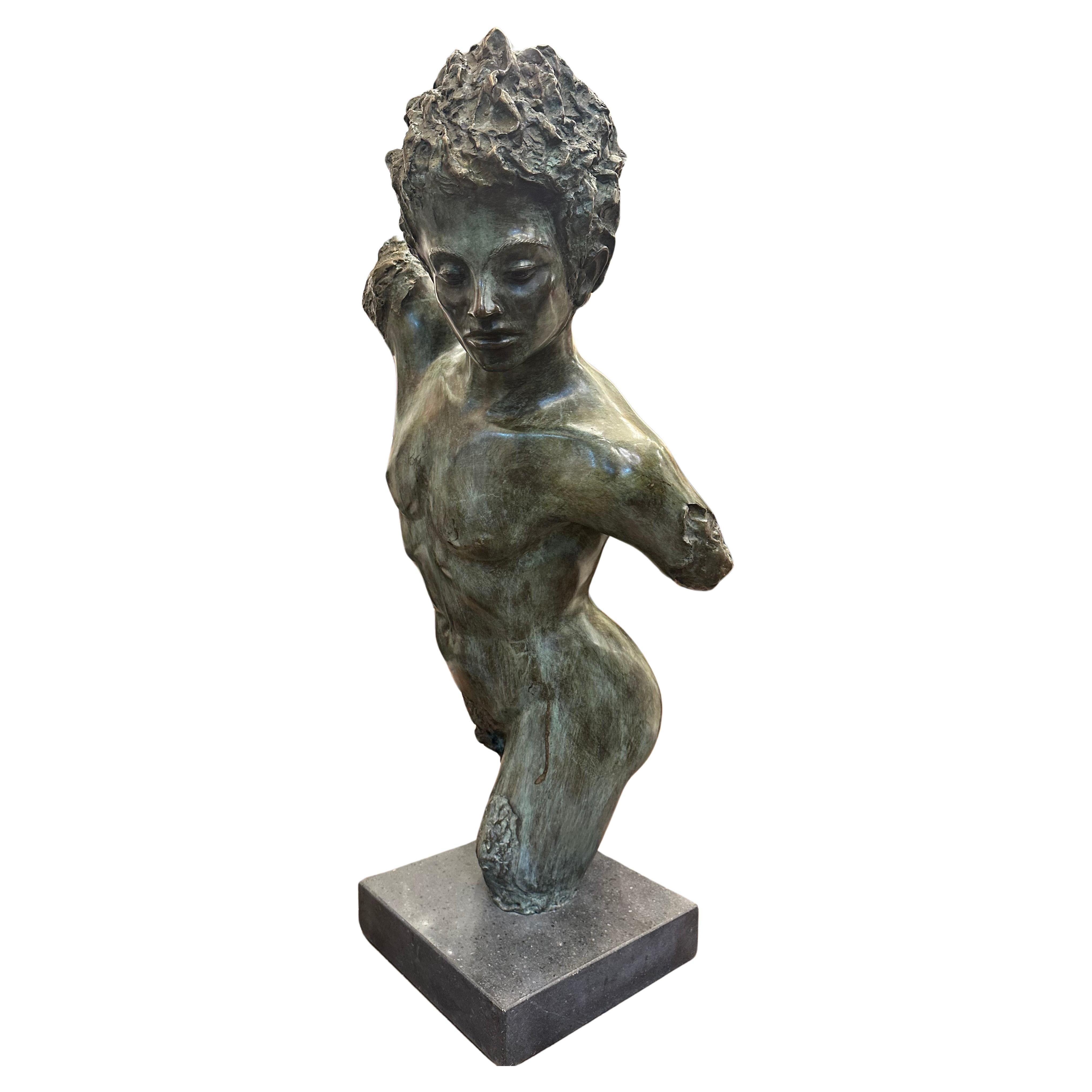 Male Bronze-Torso auf schwarzem Marmorsockel im Angebot