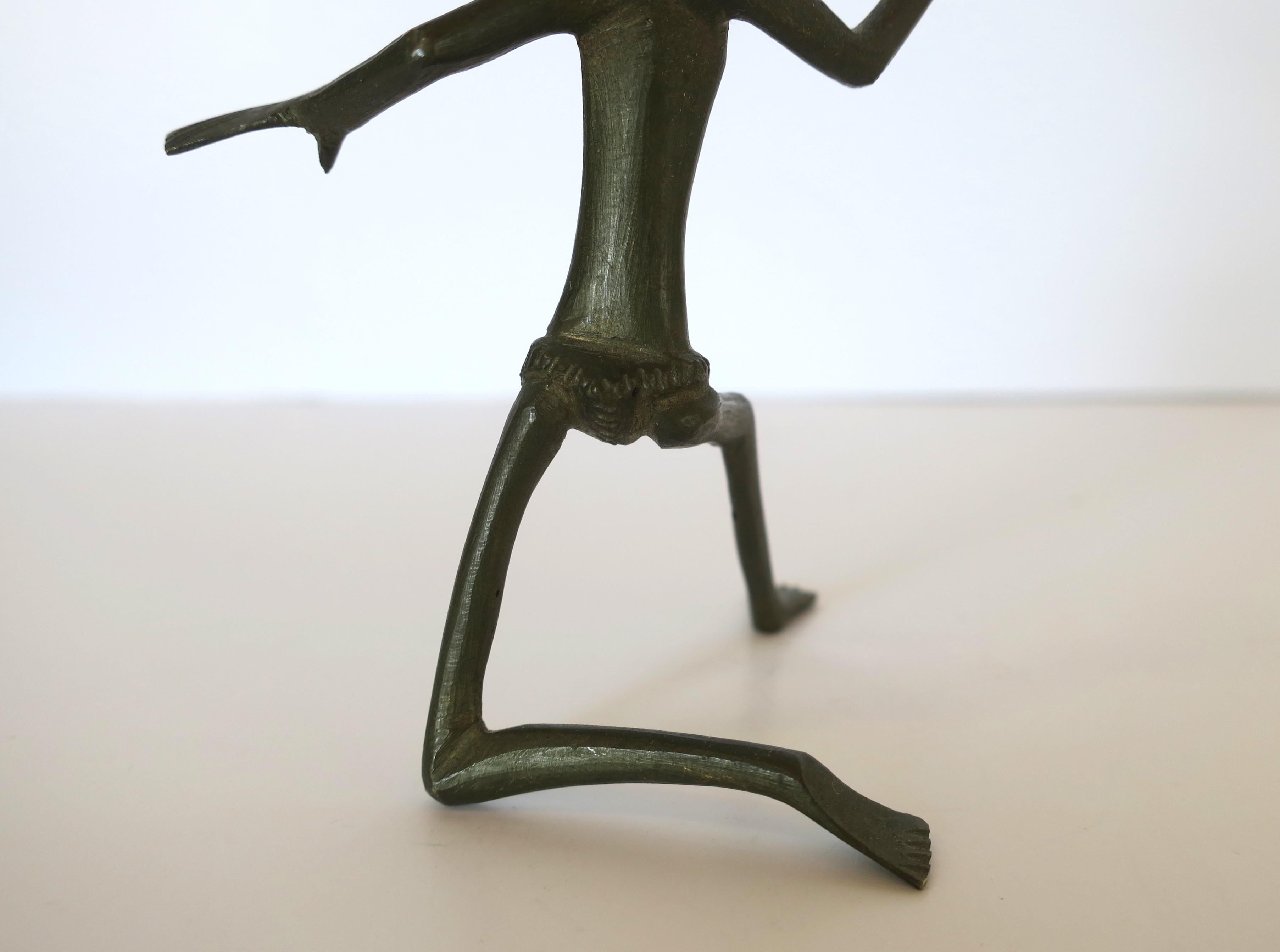 Stammeskunst-Skulptur männlicher Kriegerfigur im Stil von Hagenauer im Angebot 5
