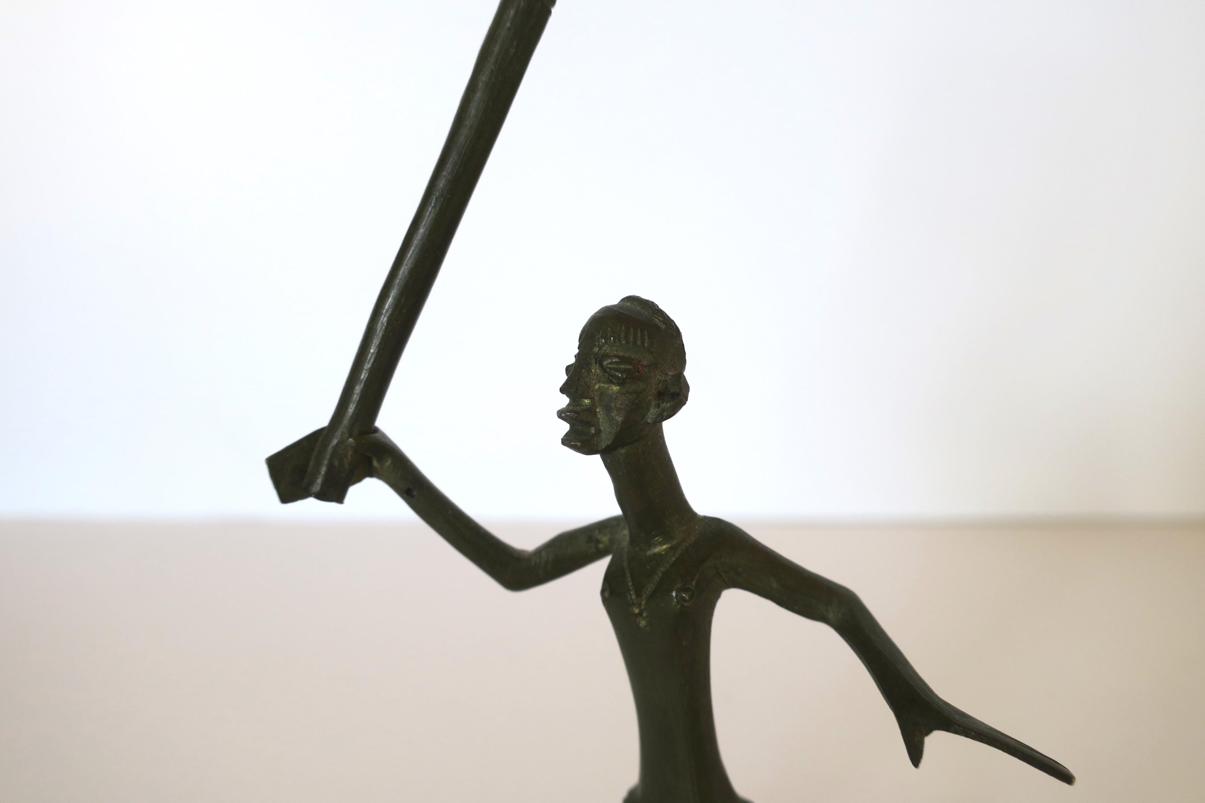 Stammeskunst-Skulptur männlicher Kriegerfigur im Stil von Hagenauer im Angebot 3