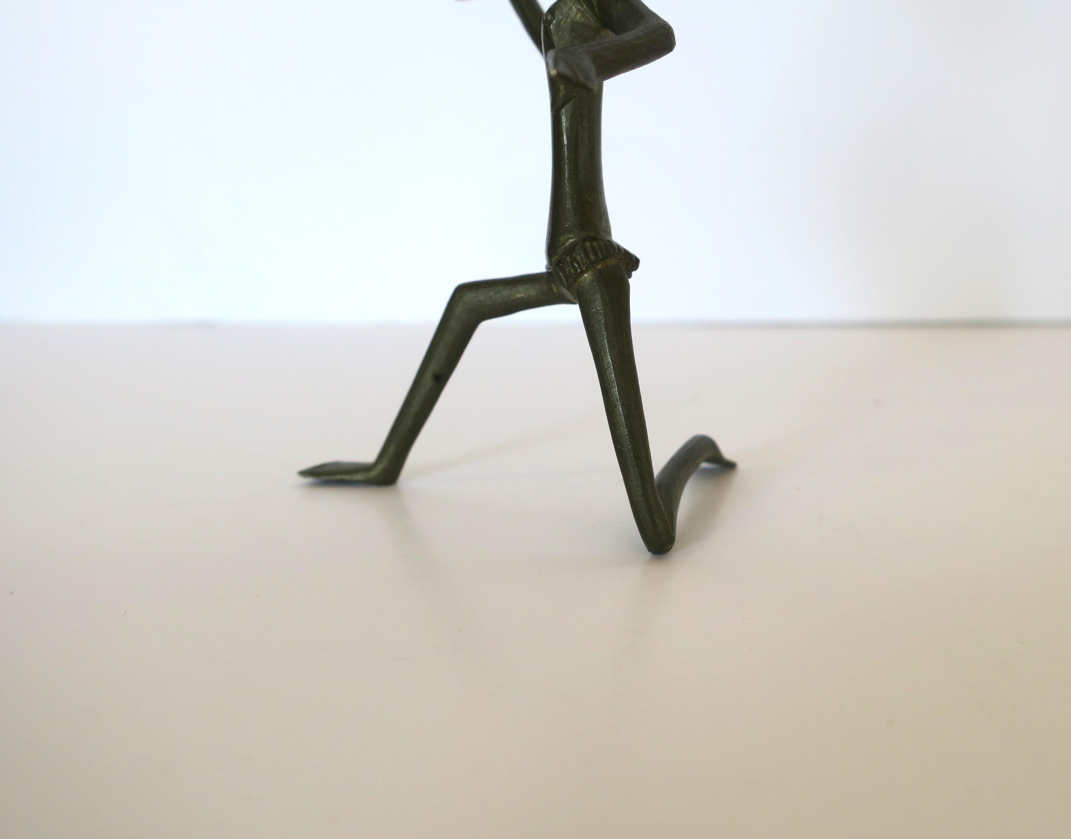 Stammeskunst-Skulptur männlicher Kriegerfigur im Stil von Hagenauer im Angebot 4