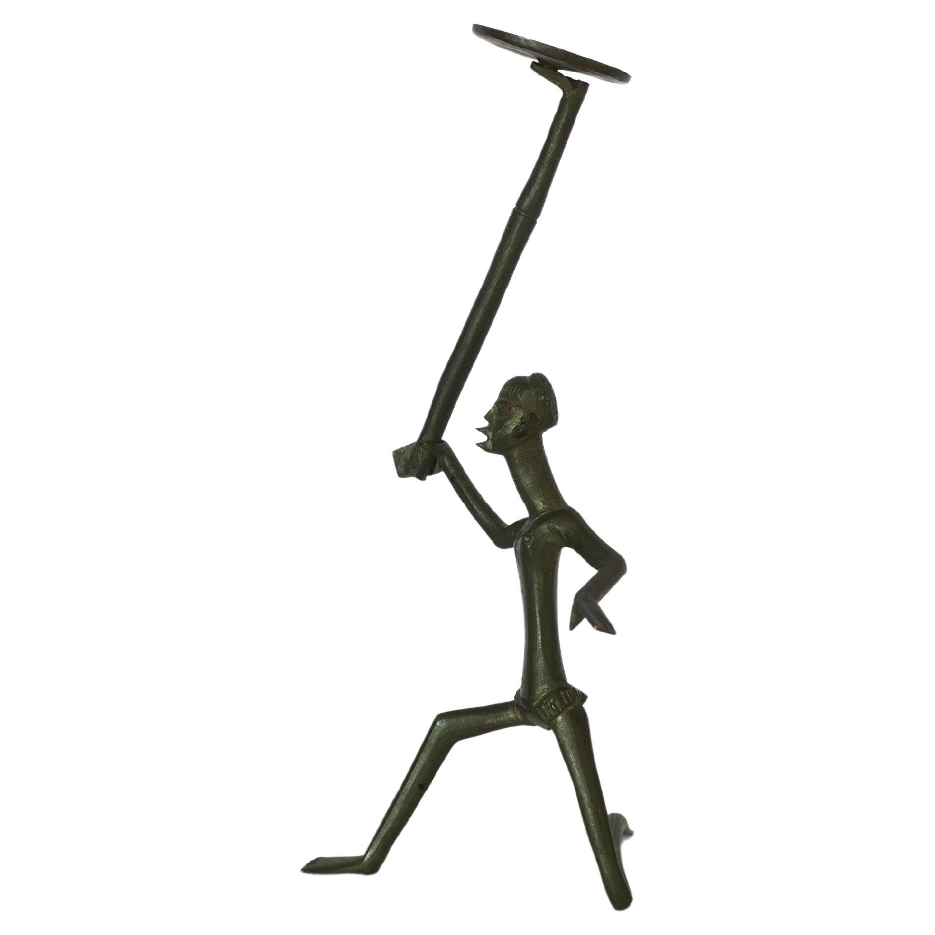 Stammeskunst-Skulptur männlicher Kriegerfigur im Stil von Hagenauer im Angebot