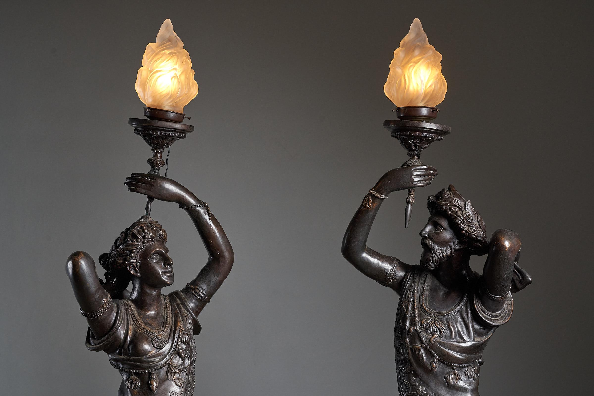 italien Porte-bougies d'hommes et de femmes en bronze, grandes statues avec flamme en vente