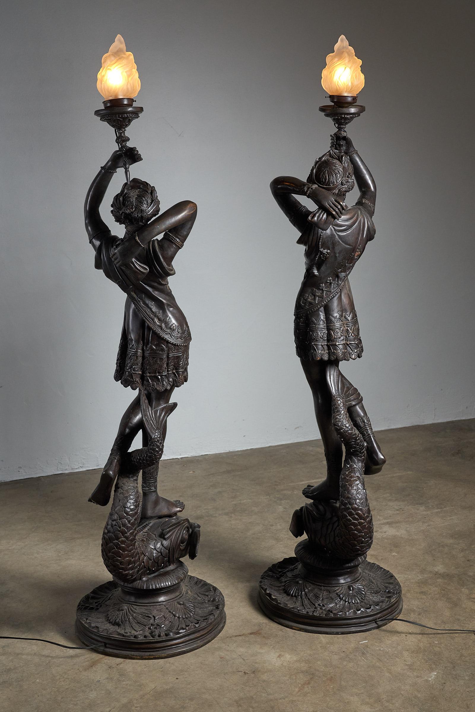 Bronze-Kerzenhalter für Mann und Frauen, große Statuen mit Flamme (Handgefertigt) im Angebot