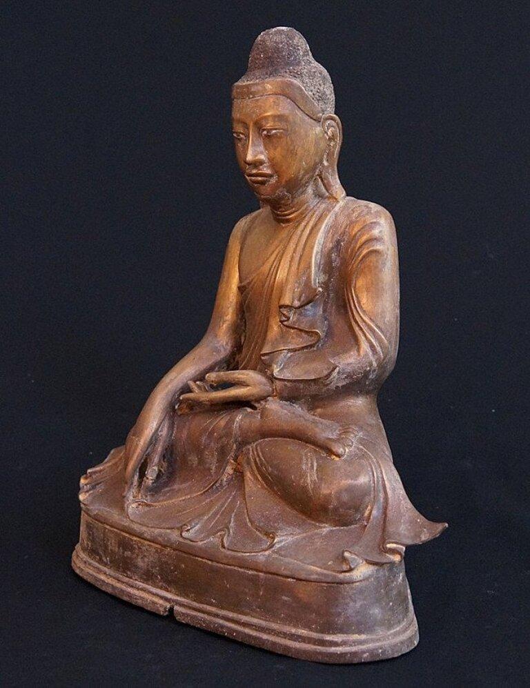 MATERIAL : bronze
43 cm de haut 
33,5 cm de large
Poids : 9,1 kgs
Avec des yeux de porcelaine
Bhumisparsha mudra
Originaire de Birmanie
19ème siècle
