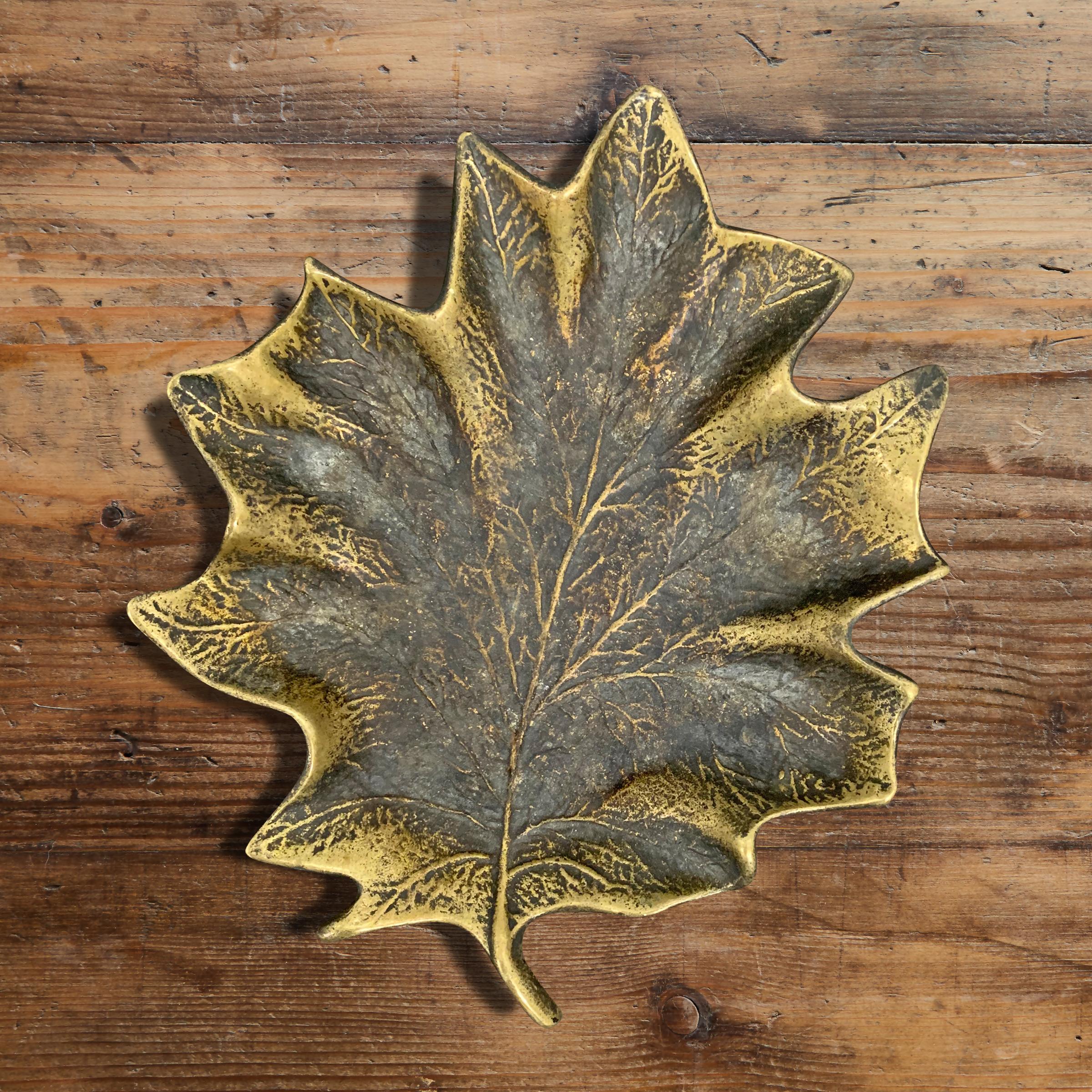 Un merveilleux plat vintage en bronze grandeur nature en forme de feuille d'érable avec une patine fantastique. Parfait pour attraper vos clés, votre monnaie de poche, ou tout autre objet que vous pourriez avoir.