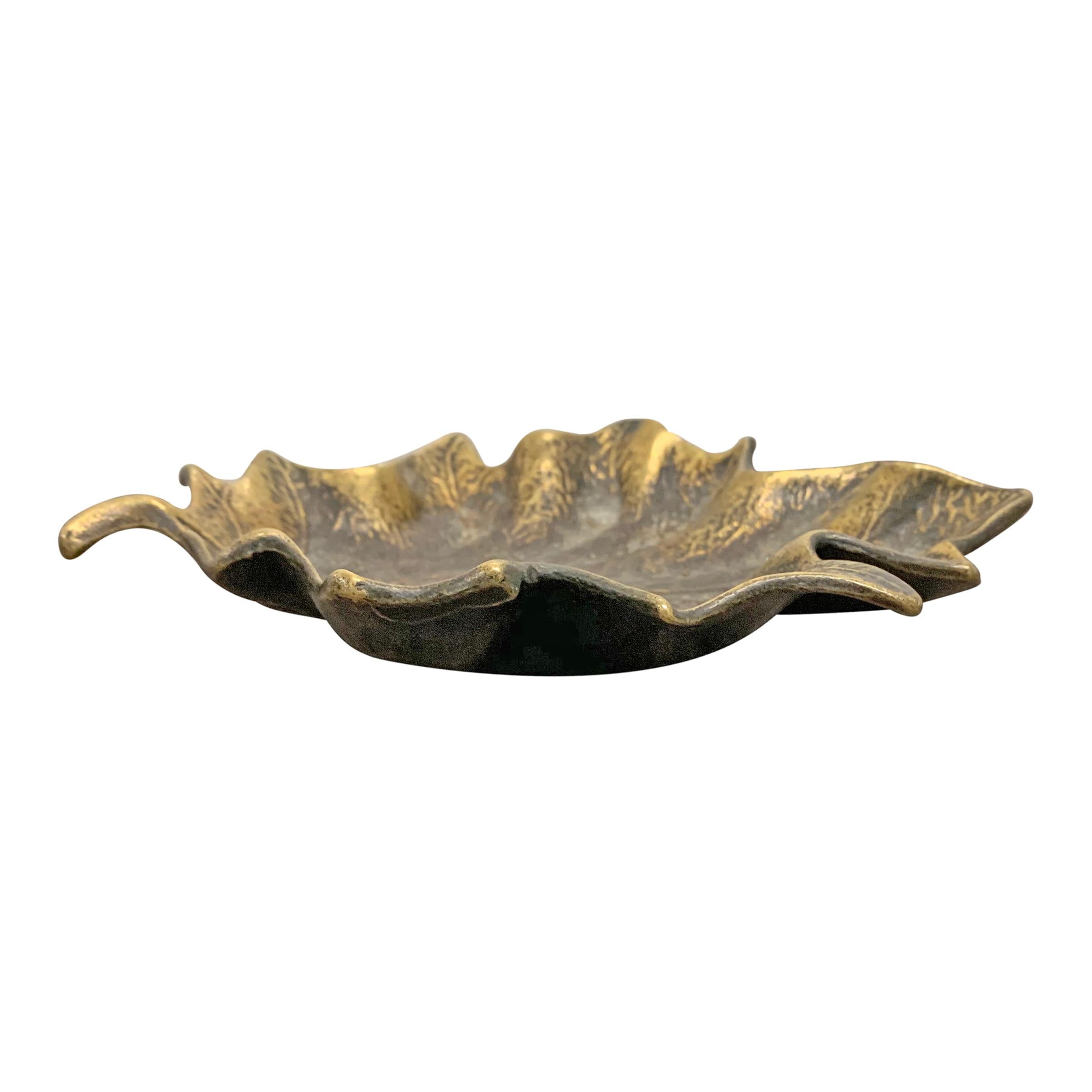 Mid-Century Modern Plat à feuilles d'érable en bronze en vente