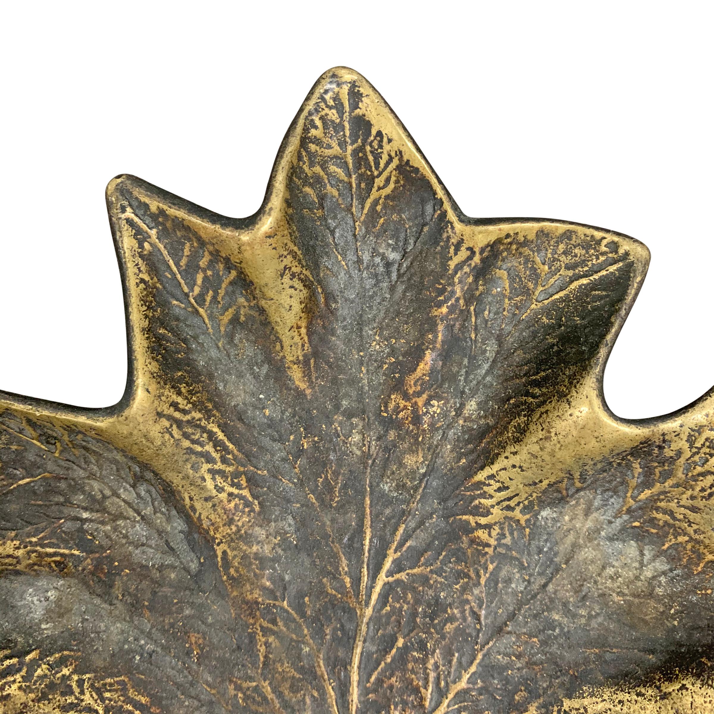 Plat à feuilles d'érable en bronze Bon état - En vente à Chicago, IL