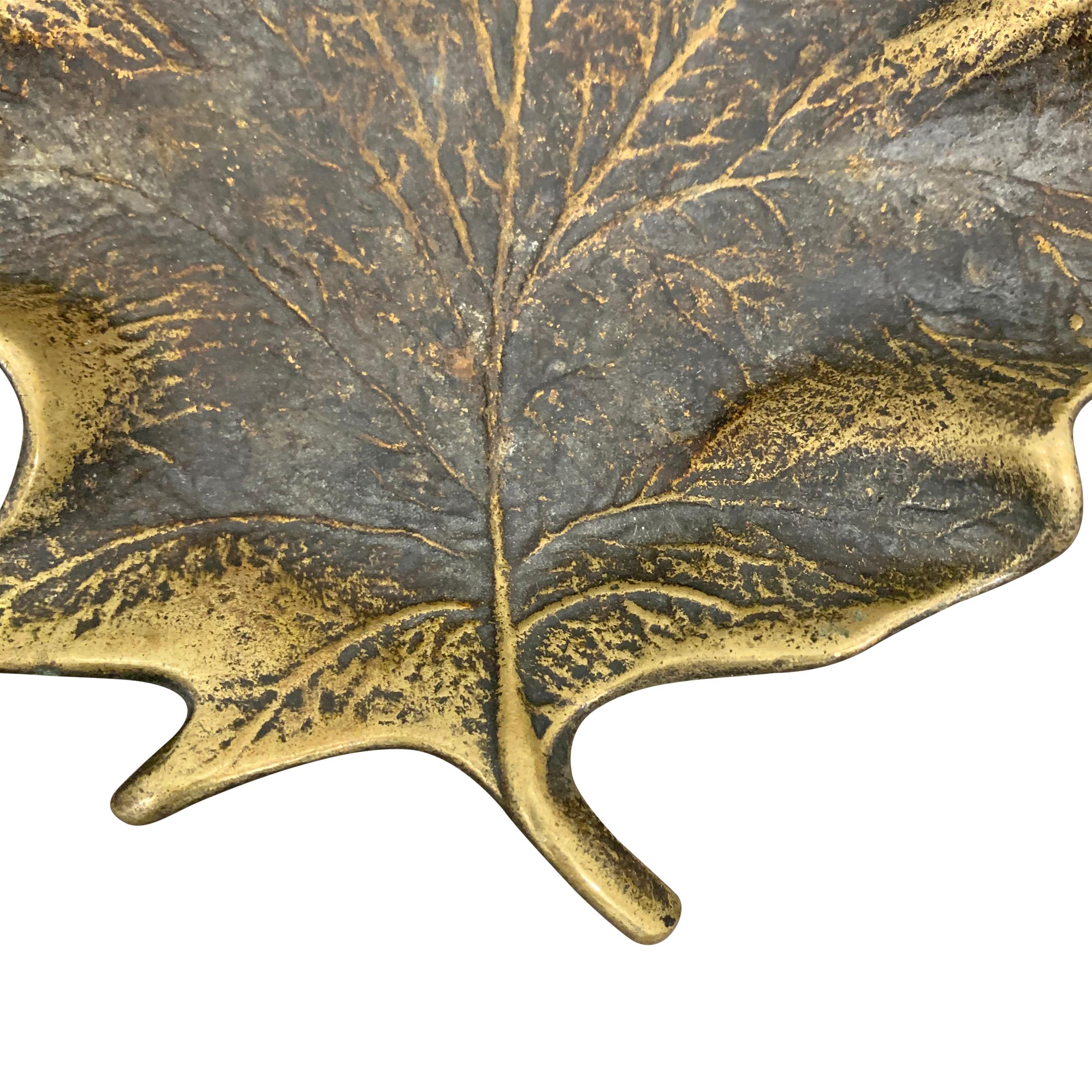 20ième siècle Plat à feuilles d'érable en bronze en vente