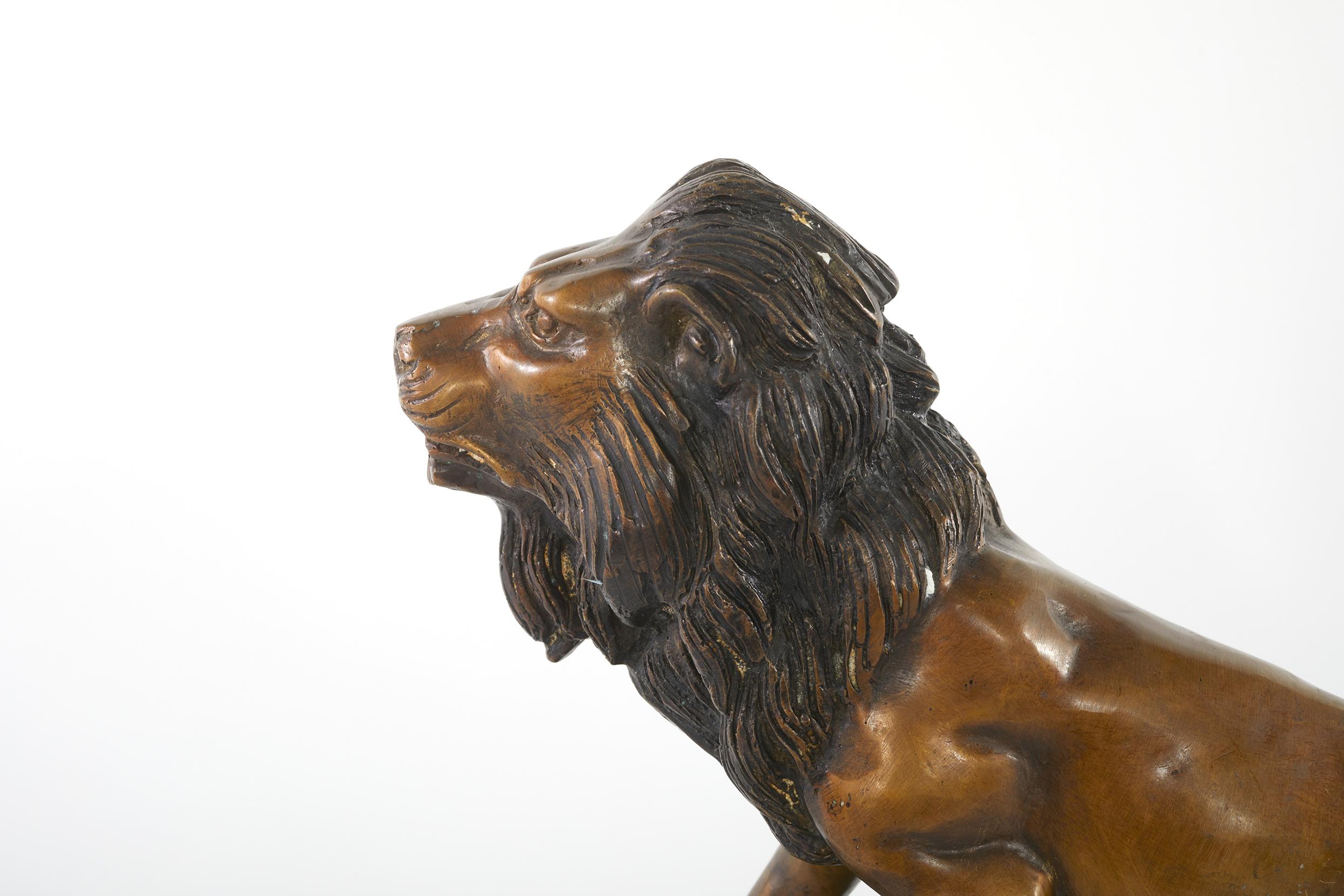 Art nouveau Pièce décorative de lion sculptée en bronze et marbre en vente