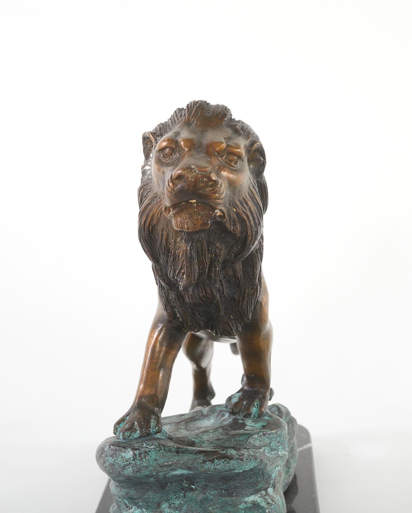 Français Pièce décorative de lion sculptée en bronze et marbre en vente