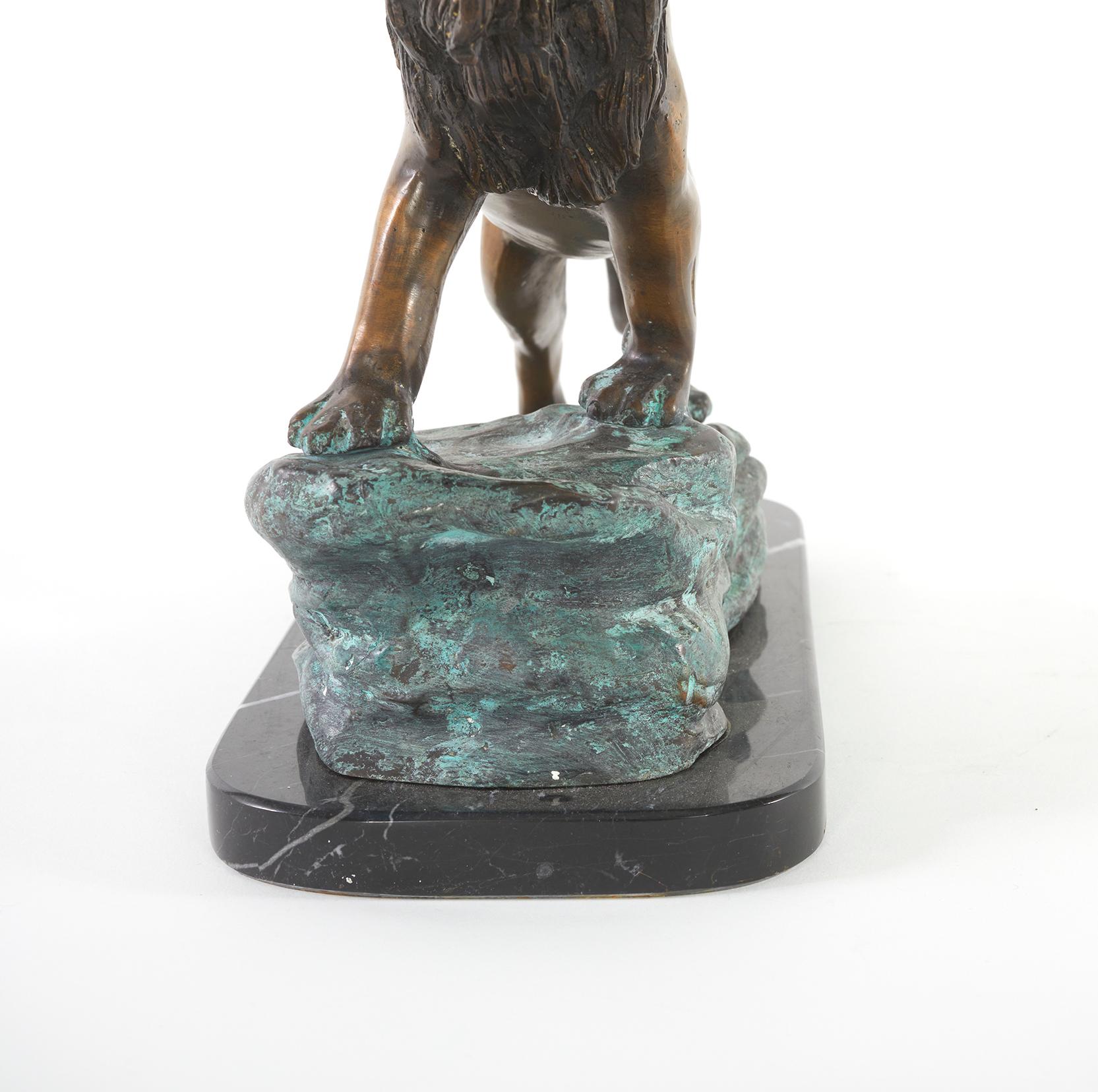 Doré Pièce décorative de lion sculptée en bronze et marbre en vente