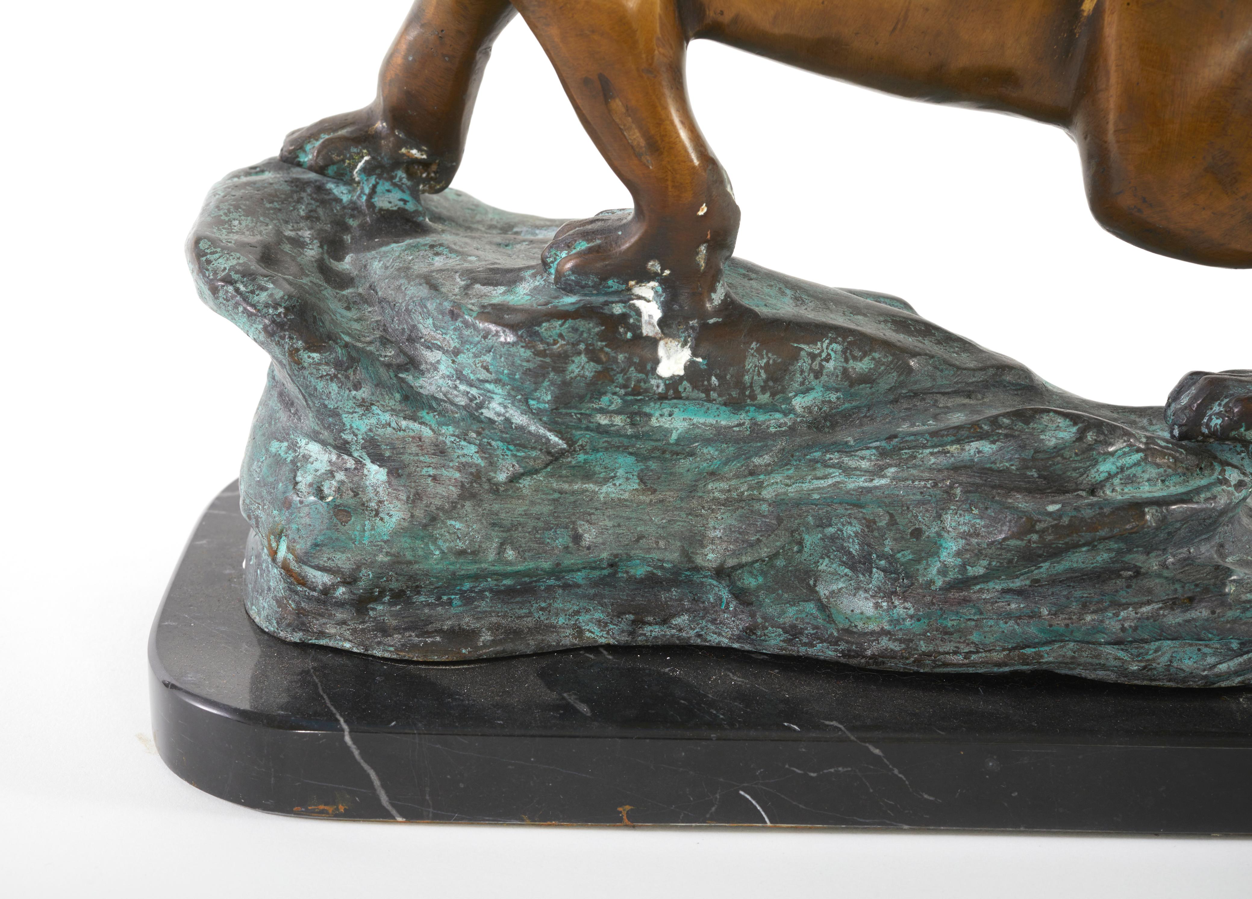 Bronze / Marmor Löwen-Skulptur Dekoratives Stück im Angebot 1