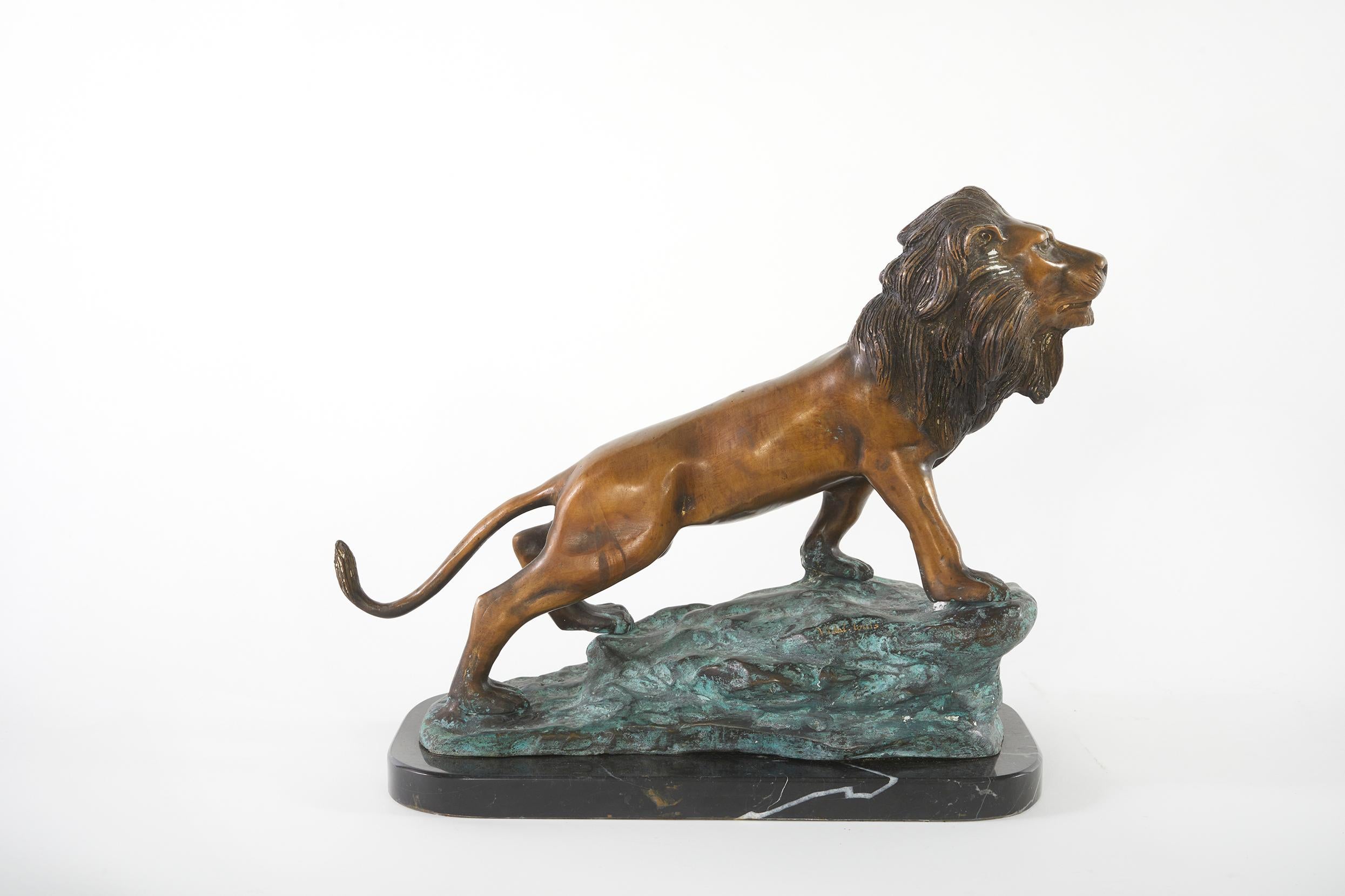 Pièce décorative de lion sculptée en bronze et marbre en vente 1
