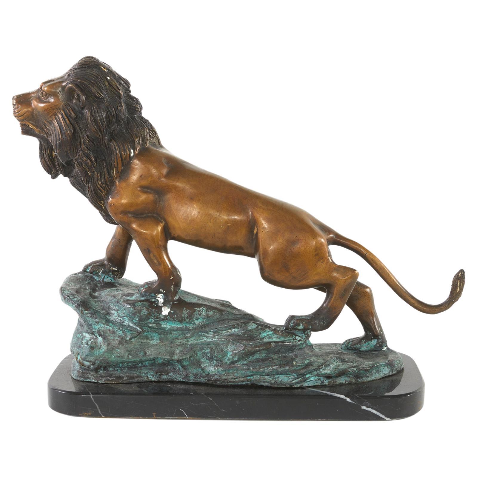 Pièce décorative de lion sculptée en bronze et marbre en vente
