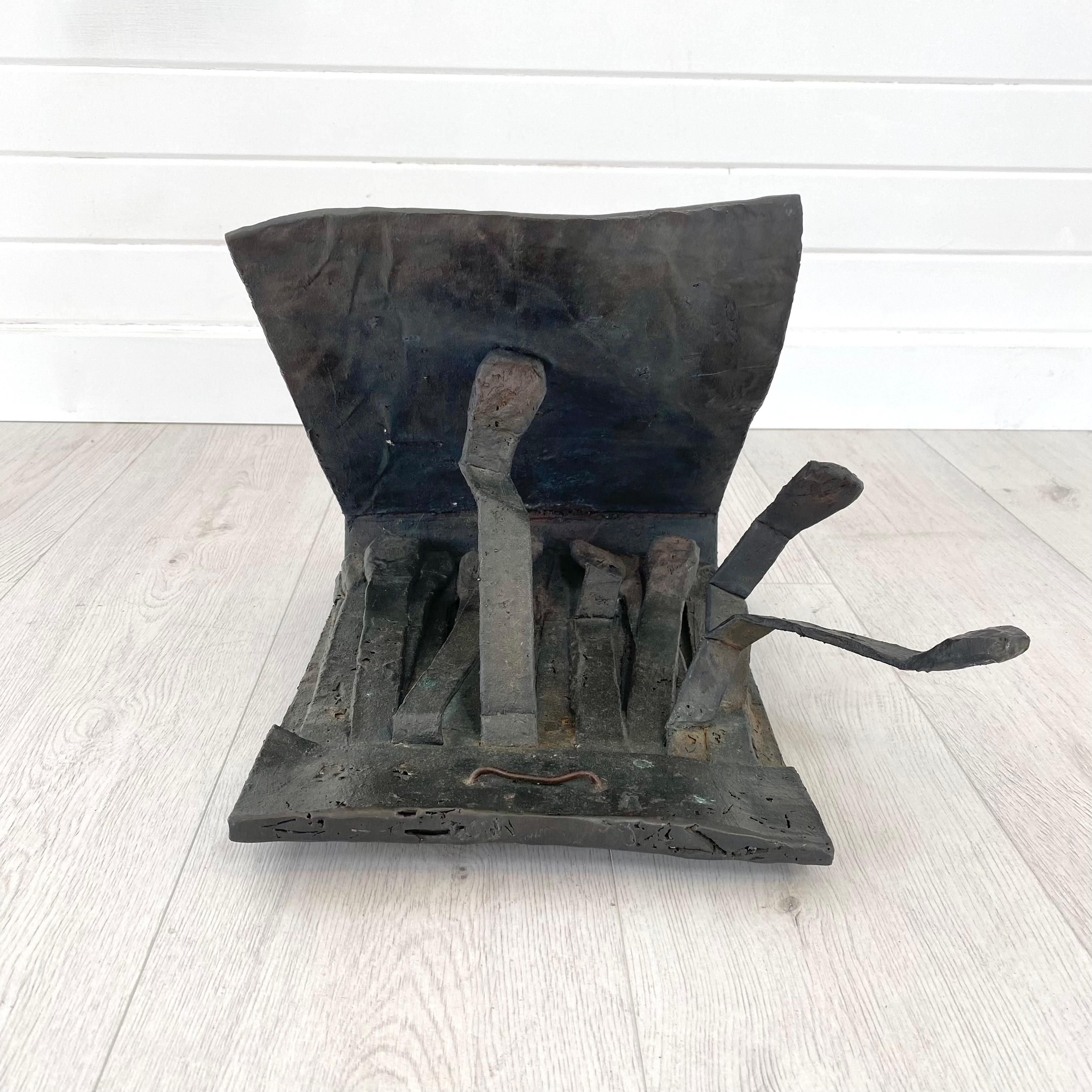 Belle statue en bronze patiné représentant une boîte d'allumettes, signée par l'artiste et datée de 1996. Un poids énorme d'environ 50 livres. De superbes silhouettes et une belle texture organique. Plusieurs allumettes sont sculptées à des angles