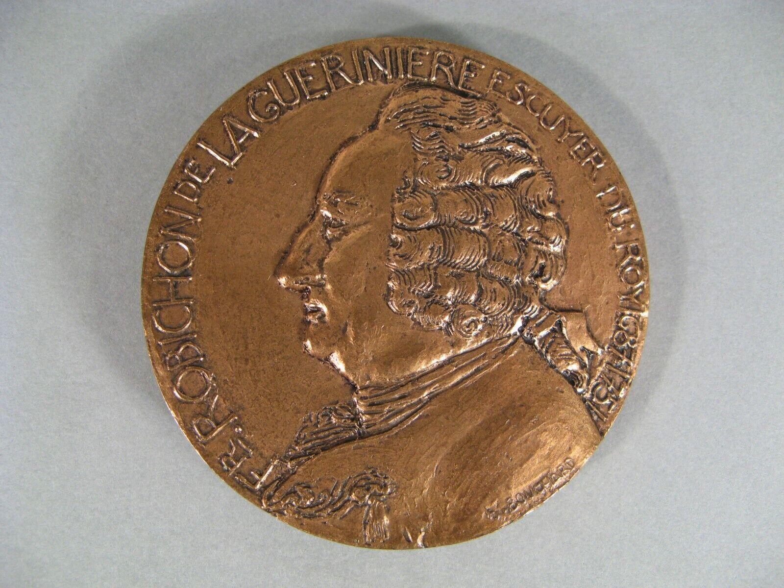 This antique bronze medal, crafted by the renowned sculptor Henri Bouchard, features a detailed portrait of François Robichon de la Guérinière, the esteemed écuyer du Roy (1687-1751). Dating to the mid-20th century, this patinated bronze medal is a