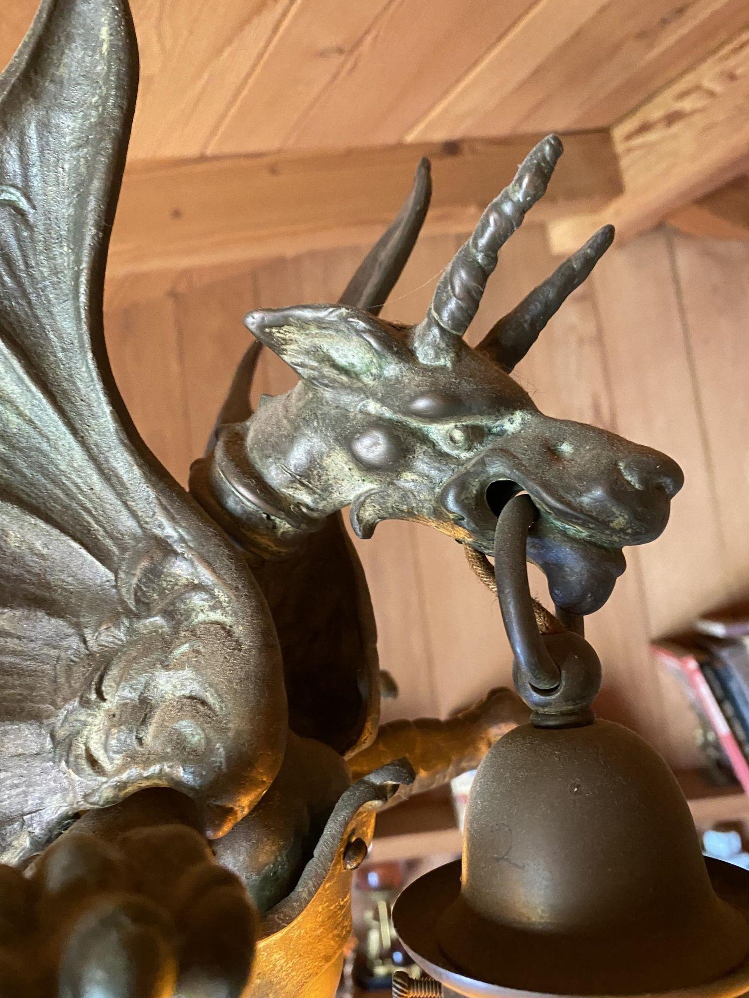 Lustre médiéval dragon en bronze avec abat-jours irisés en or Quezal en vente 1
