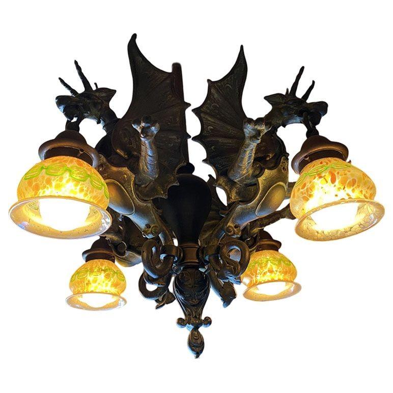 Bronze mittelalterlichen Drachen Kronleuchter w / Quezal Gold schillernden Schirmen (Edwardian) im Angebot