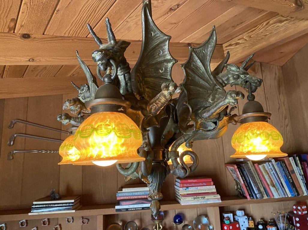 Bronze mittelalterlichen Drachen Kronleuchter w / Quezal Gold schillernden Schirmen im Zustand „Hervorragend“ im Angebot in Van Nuys, CA
