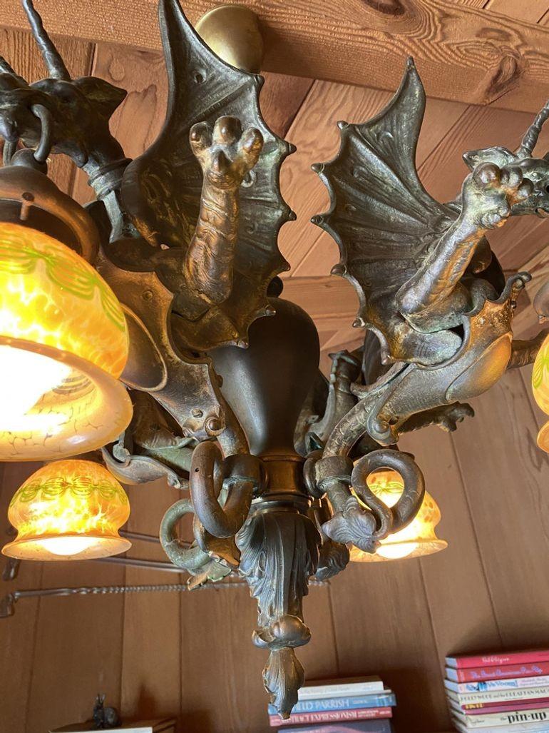 Bronze mittelalterlichen Drachen Kronleuchter w / Quezal Gold schillernden Schirmen im Angebot 2