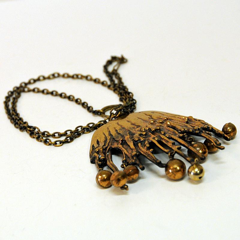 Beautiful vintage large size bronze necklace with a melting and rain streaming design by Pentti Sarpaneva for Turun Hopea, Finland 1970s. Original bronze chain. Natural patina with decor bronze balls on the ends. Stamped on the back with P.