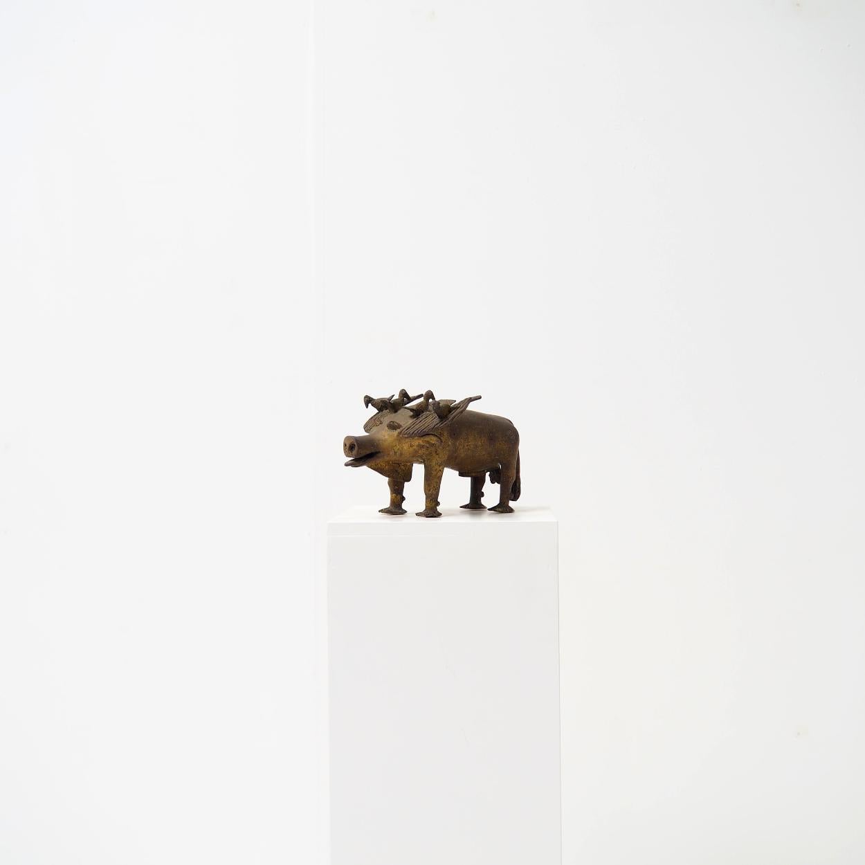 Memorial statue, originally from Benin and belonging to the Fon people.

The statue represents a wild boar, which is visited by birds.

The statue is very decorative and probably dates from the 1950s - 60s.