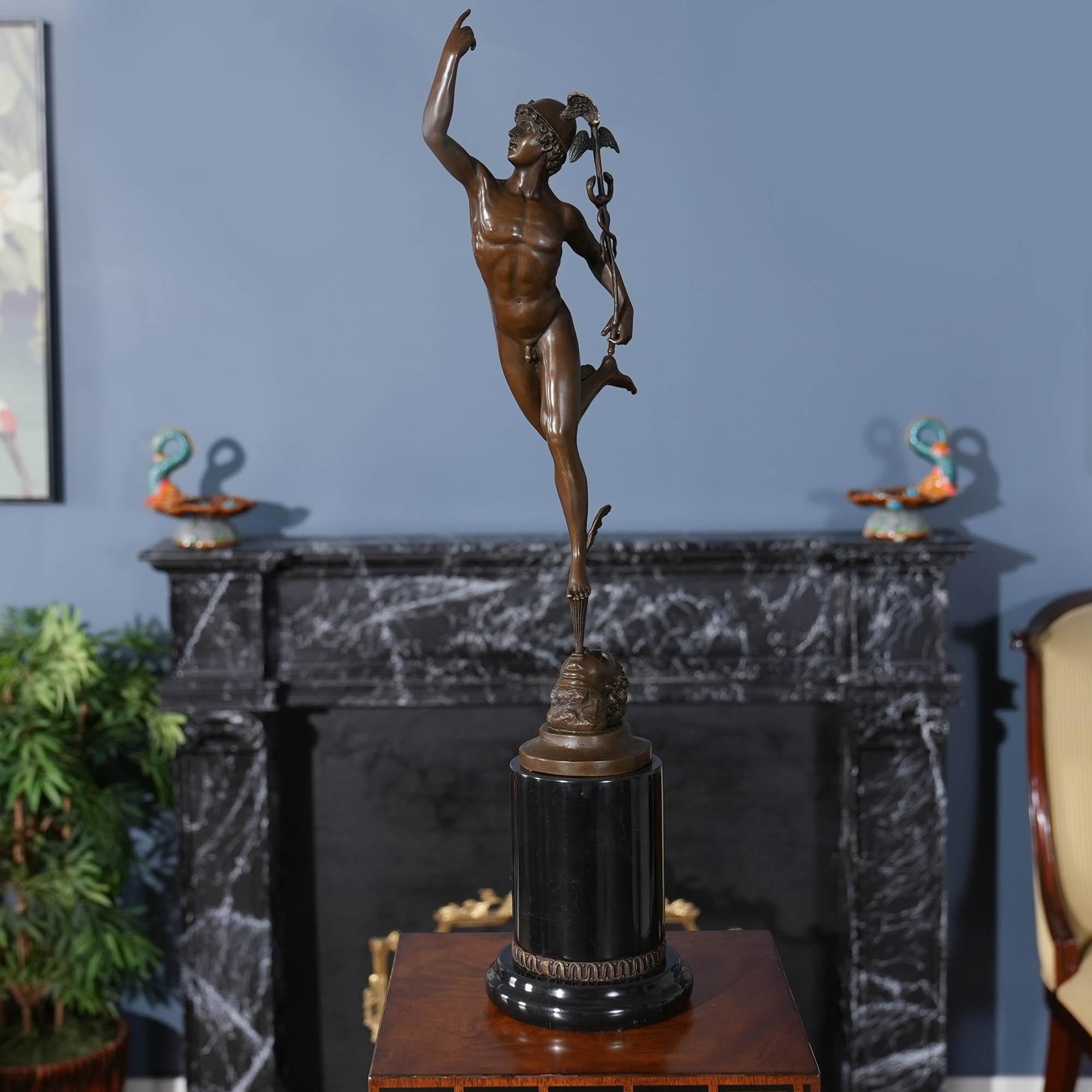 Selbst im Stillstand ist der bronzene Quecksilber auf Marmorsockel eine eindrucksvolle Ergänzung für jede Umgebung. Die Merkur-Statue aus Bronze wurde im traditionellen Wachsausschmelzverfahren gegossen und mit handgefertigten Details versehen, um