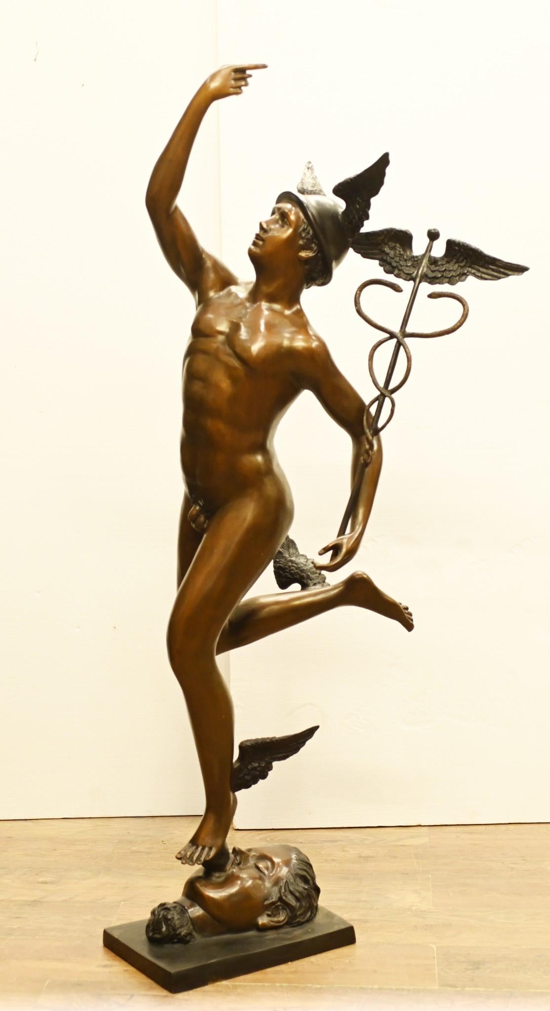 Unglaubliche riesige Bronzestatue der berühmten Merkur-Statue
Die Originalversion stammt von dem italienischen Künstler Giambologna
Diese Version ist über zwei Meter groß - 164 CM
Merkur war in der römischen Mythologie der Bote der Götter, daher