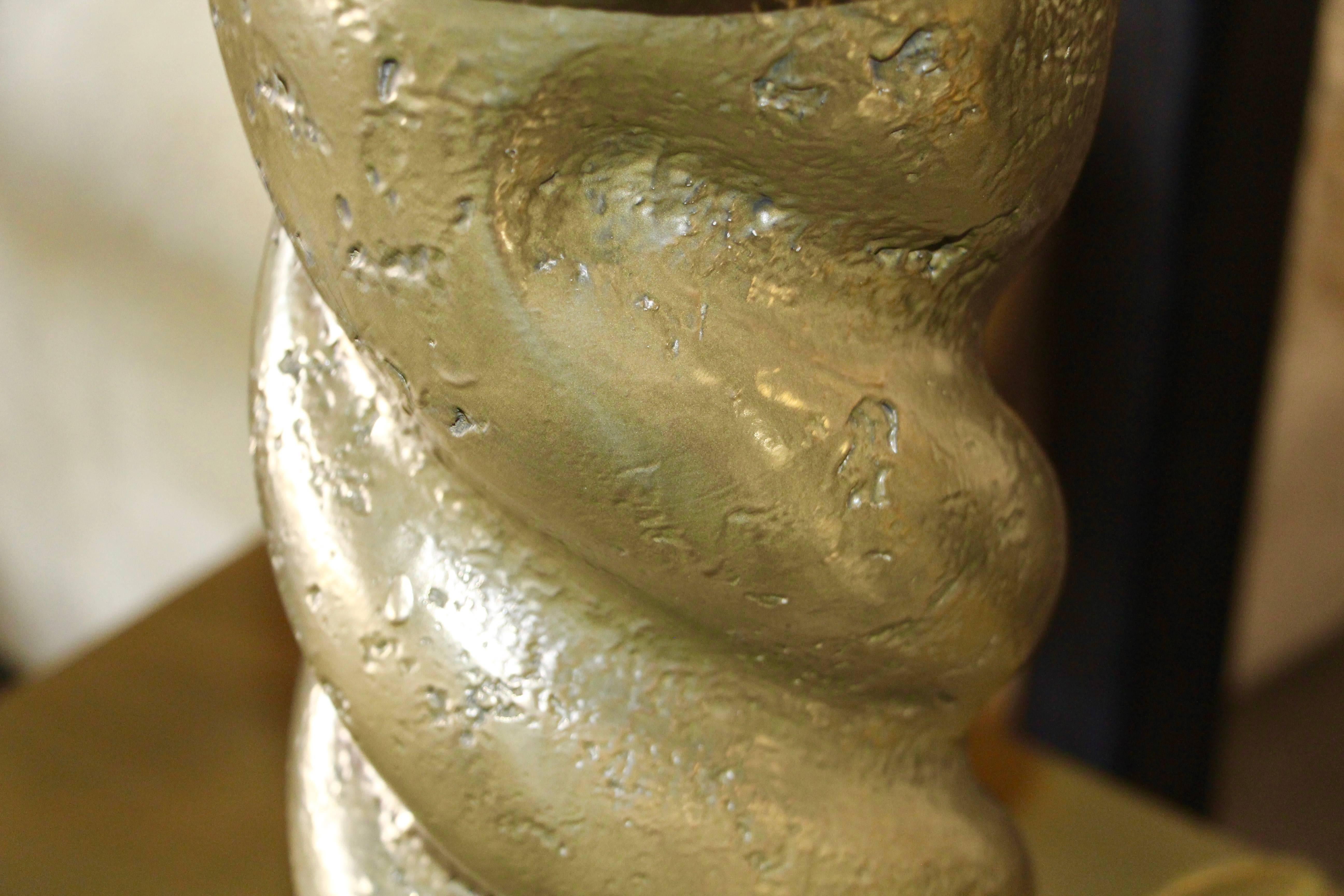 Lampen aus bronzefarbenem, beschichtetem Gips mit Seil aus Metall im Stil von Michael Taylor im Angebot 7