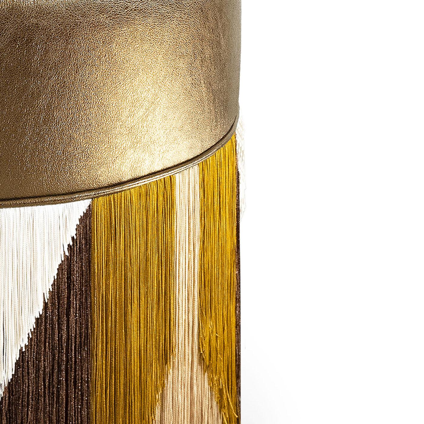 Italiano Pouf con frange in pelle metallizzata bronzo di Lorenza Bozzoli Couture in vendita