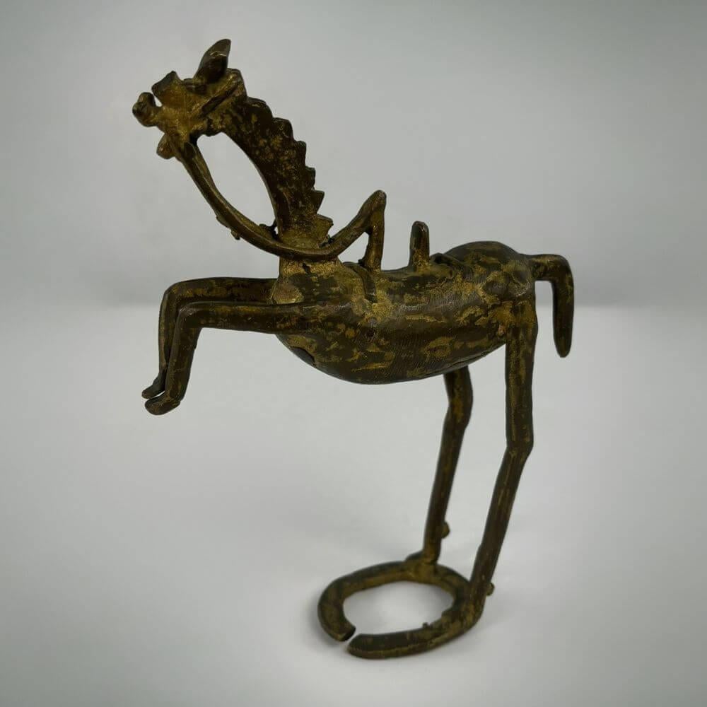 Die fesselnde Bronzeskulptur eines brutalistischen Pferdes aus der Mitte des Jahrhunderts strahlt mit ihren markanten Linien und ihrem kühnen, rohen Stil einen rätselhaften Charme aus. Die mit Präzision gefertigte und geheimnisvolle Skulptur strahlt