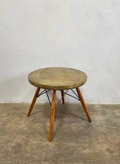 Table d'appoint de style lounge du milieu du siècle en bronze