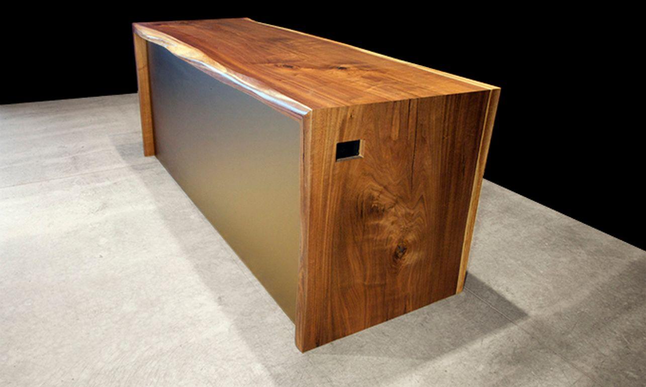 Moderne Table console moderne en bronze à facettes miroir en noyer noir en vente
