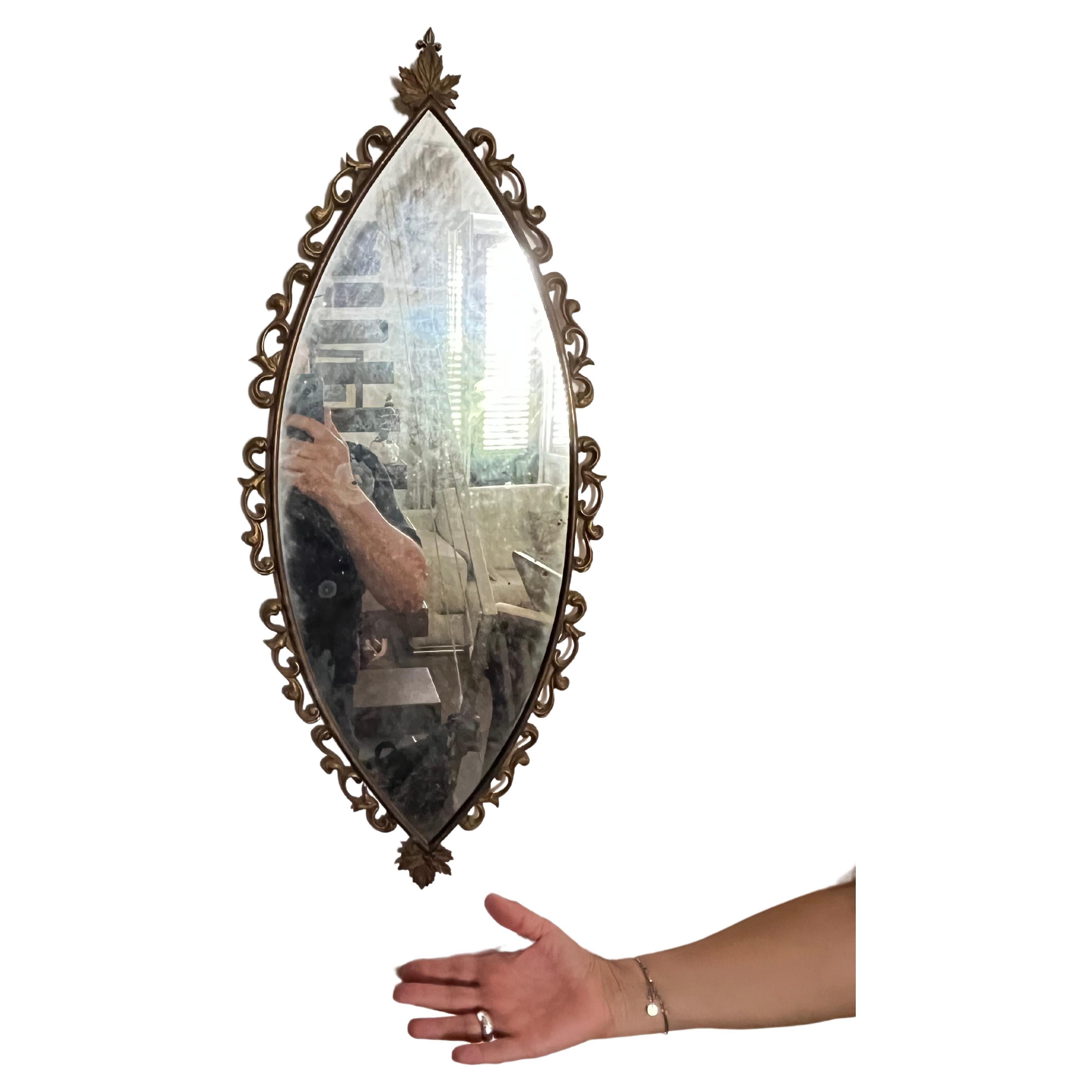 Bronzespiegel, italienische Produktion, 1950er Jahre
Es wurde in einer noblen Wohnung gefunden, ist intakt und in gutem Zustand. Kleine Zeichen der Zeit.
Die Form ist sehr speziell.

Wir garantieren eine angemessene Verpackung und versenden per DHL,