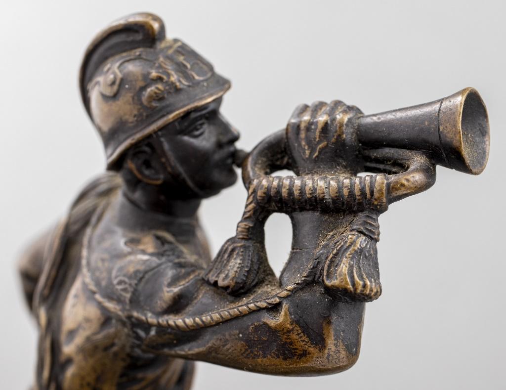 Modèle en bronze d'un soldat soufflant dans une corne sur un socle en malachite, non signé. 
Dimensions : 7,25
