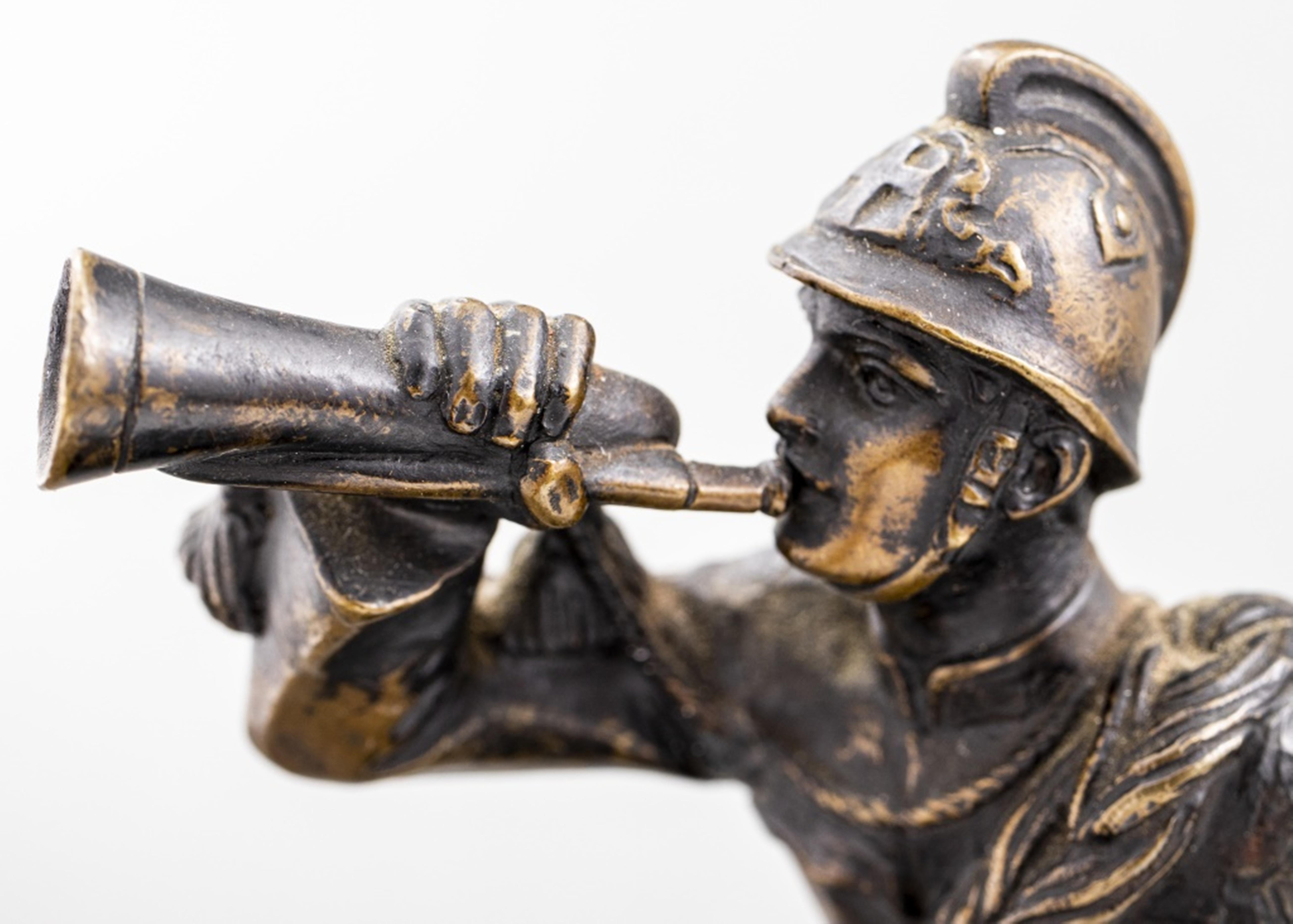20ième siècle Modèle en bronze d'un soldat en forme de corne sur socle en malachite en vente